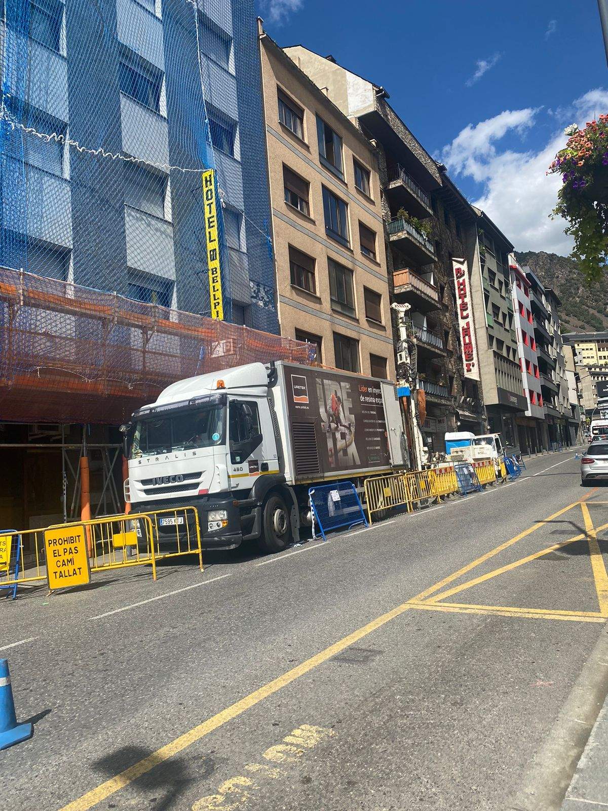 Els edificis afectats per les esquerdes són el número 28 i 30 de l'avinguda Santa Coloma.