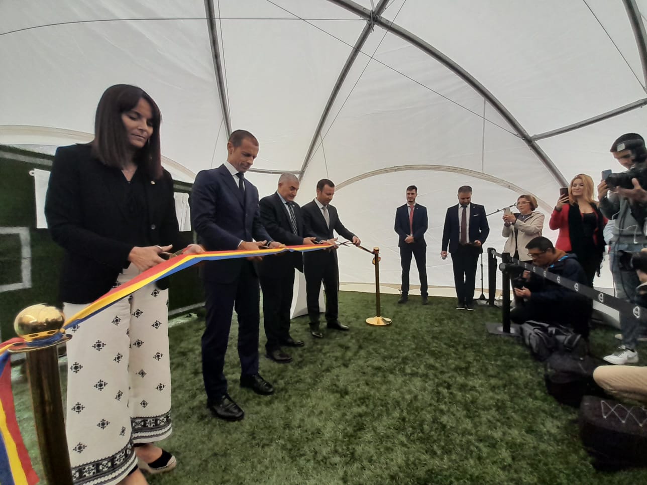Mònica Bonell, Aleksander Ceferin i Fèlix Álvarez tallant la cinta inaugural Mònica Bonell, Aleksander Ceferin i Fèlix Álvarez tallant la cinta inaugural