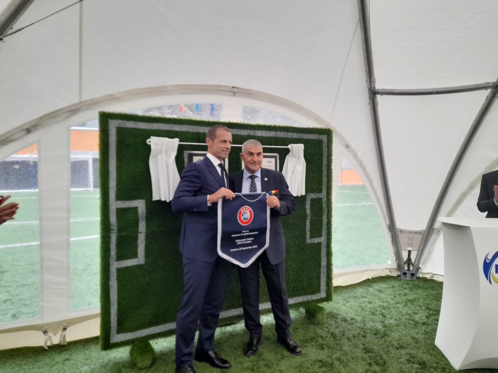 Ceferin entregant un osbequi a Fèlix Álvarez Ceferin entregant un osbequi a Fèlix Álvarez