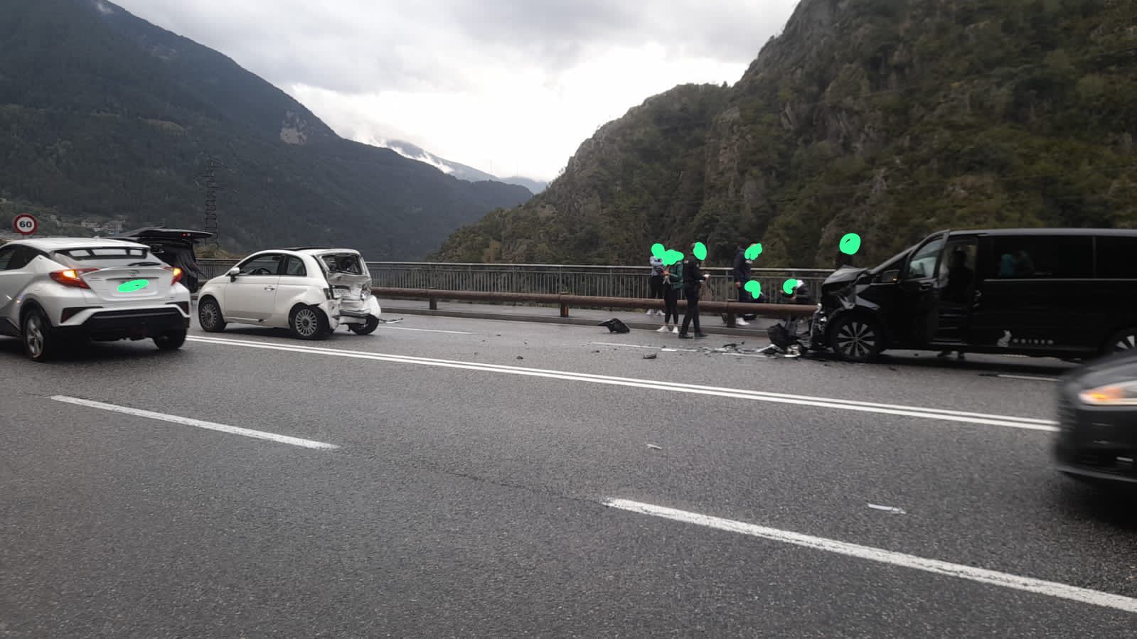 Alguns dels vehicles implicats al bell mig de la carretera, encara.