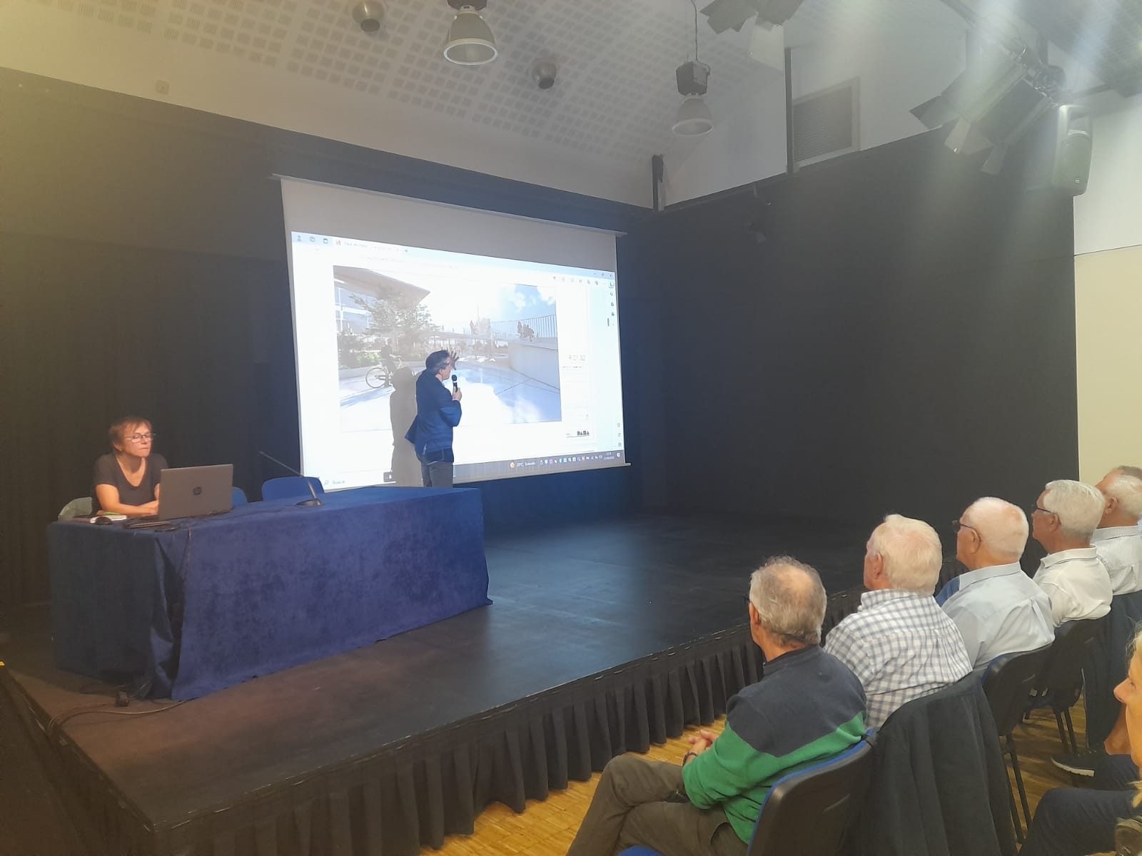 David Astrié explicant el projecte de la plaça del Poble a la gent gran.