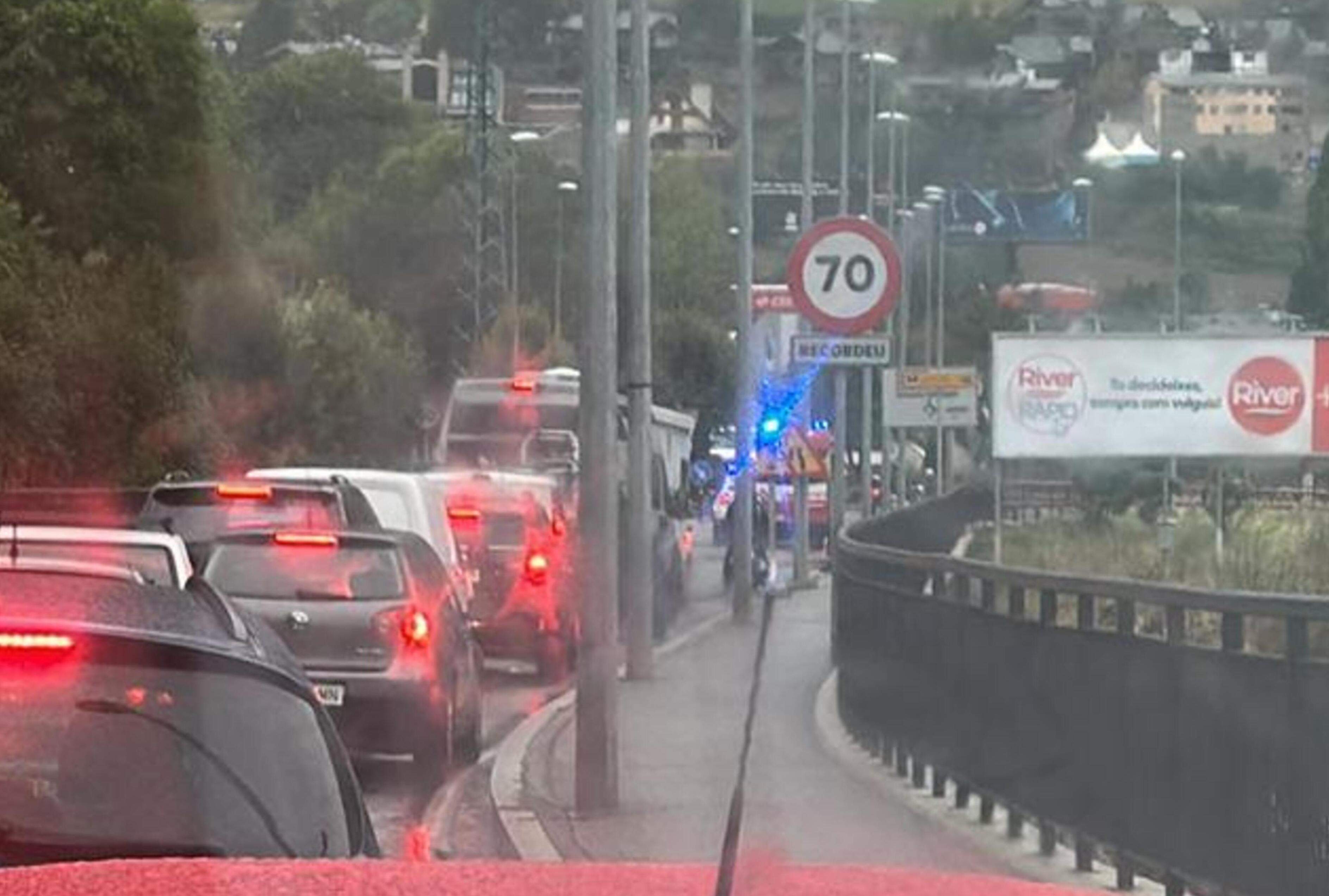 Retencions amb l'actuació de l'ambulància dels bombers al fons.