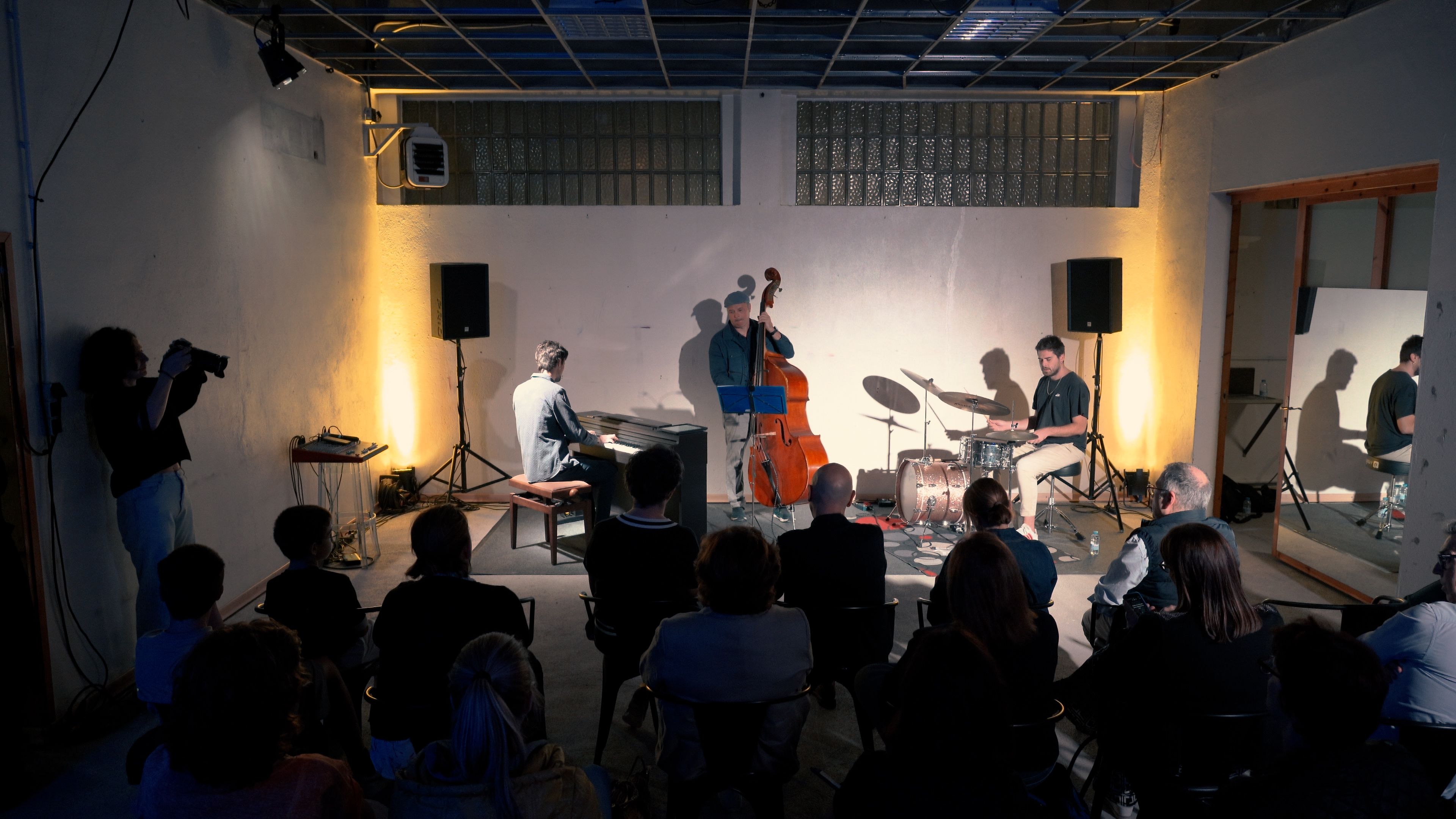 Un moment de l'actuació inaugural a càrrec de Kic Barroc.