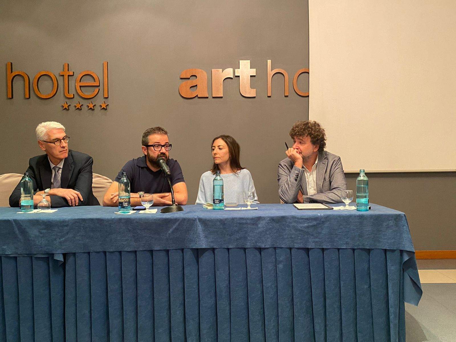 Frank Garcia, Albert Dorca, Roser Bellmunt i Xavier Avellanet durant l'assemblea.