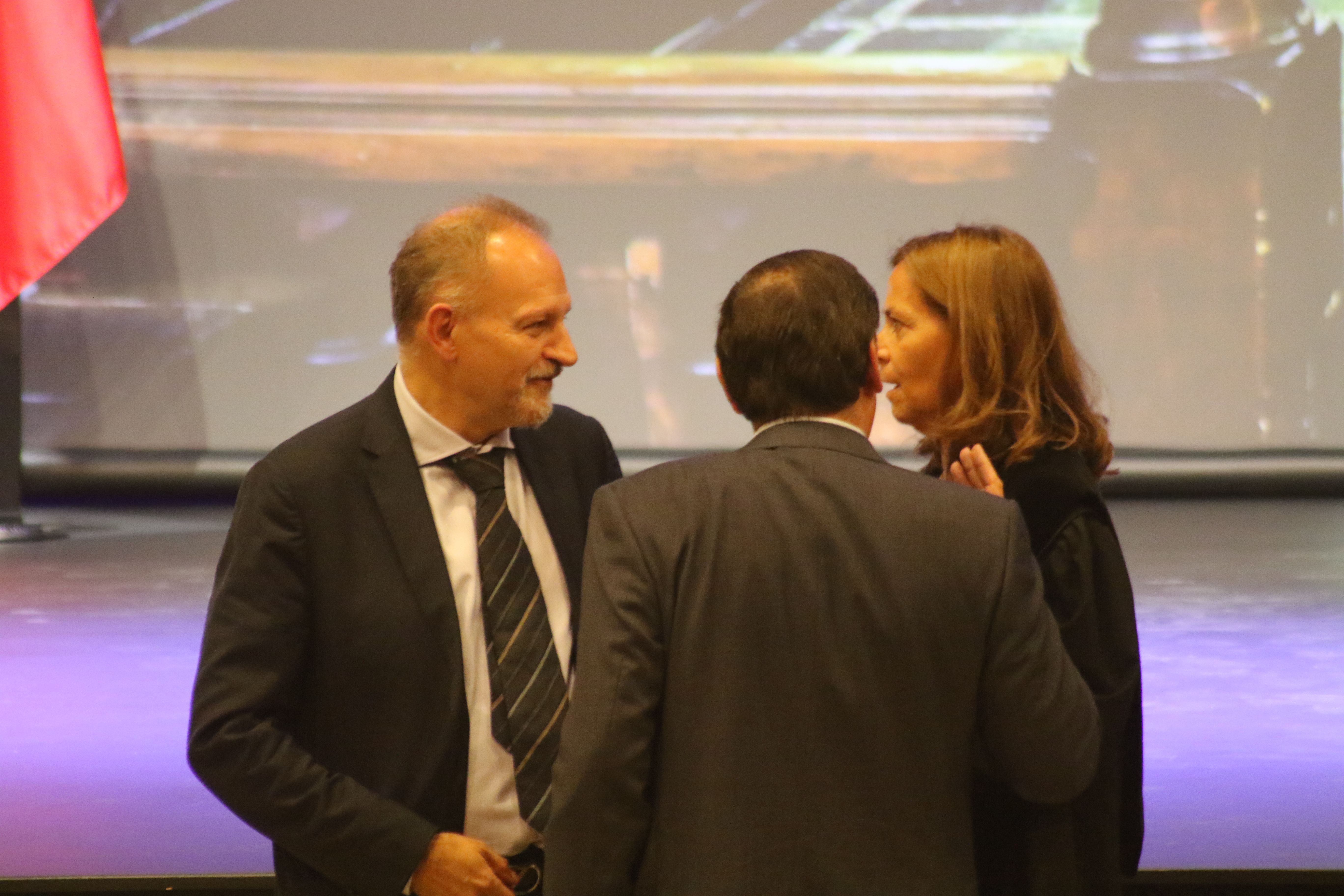 El futur fiscal general, Xavier Sopena, conversant amb la degana dels advocats, Sònia Baixench, i el conseller i lletrat Jordi Jordana (d'esquena).