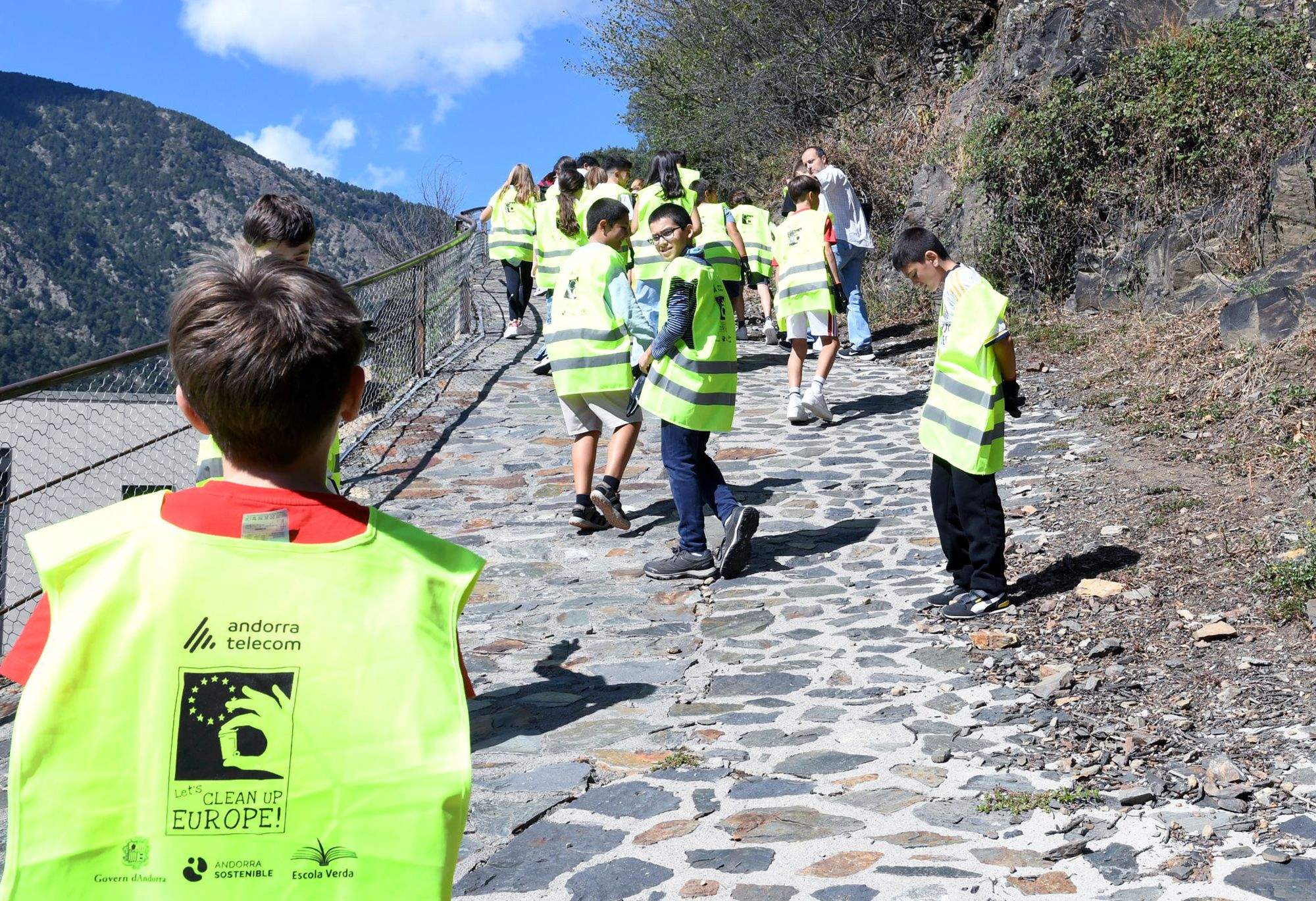 Els escolars endinsant-se a la muntanya.