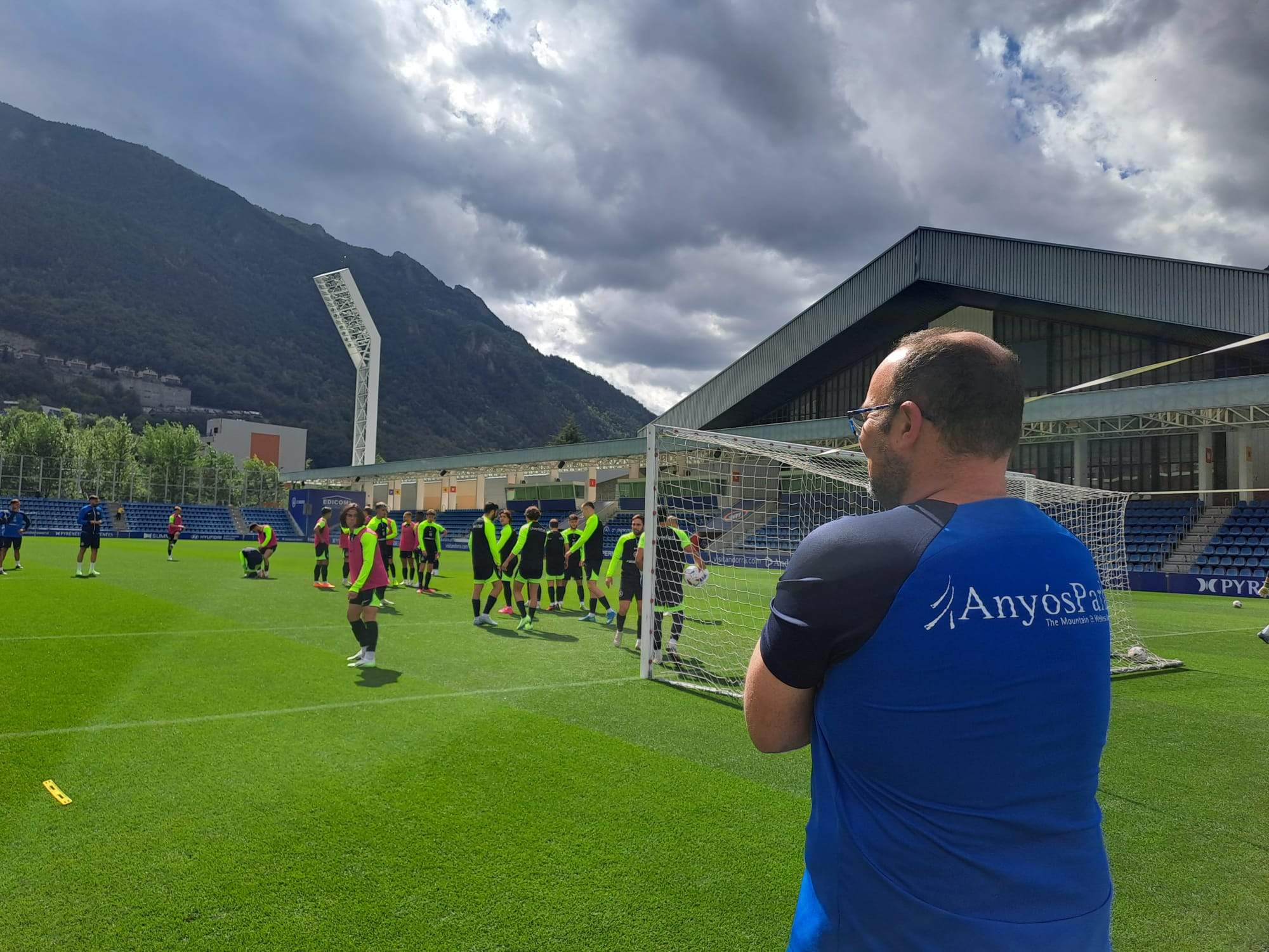 Un dels auxiliars observa l'entrenament d'aquest divendres al Nacional.