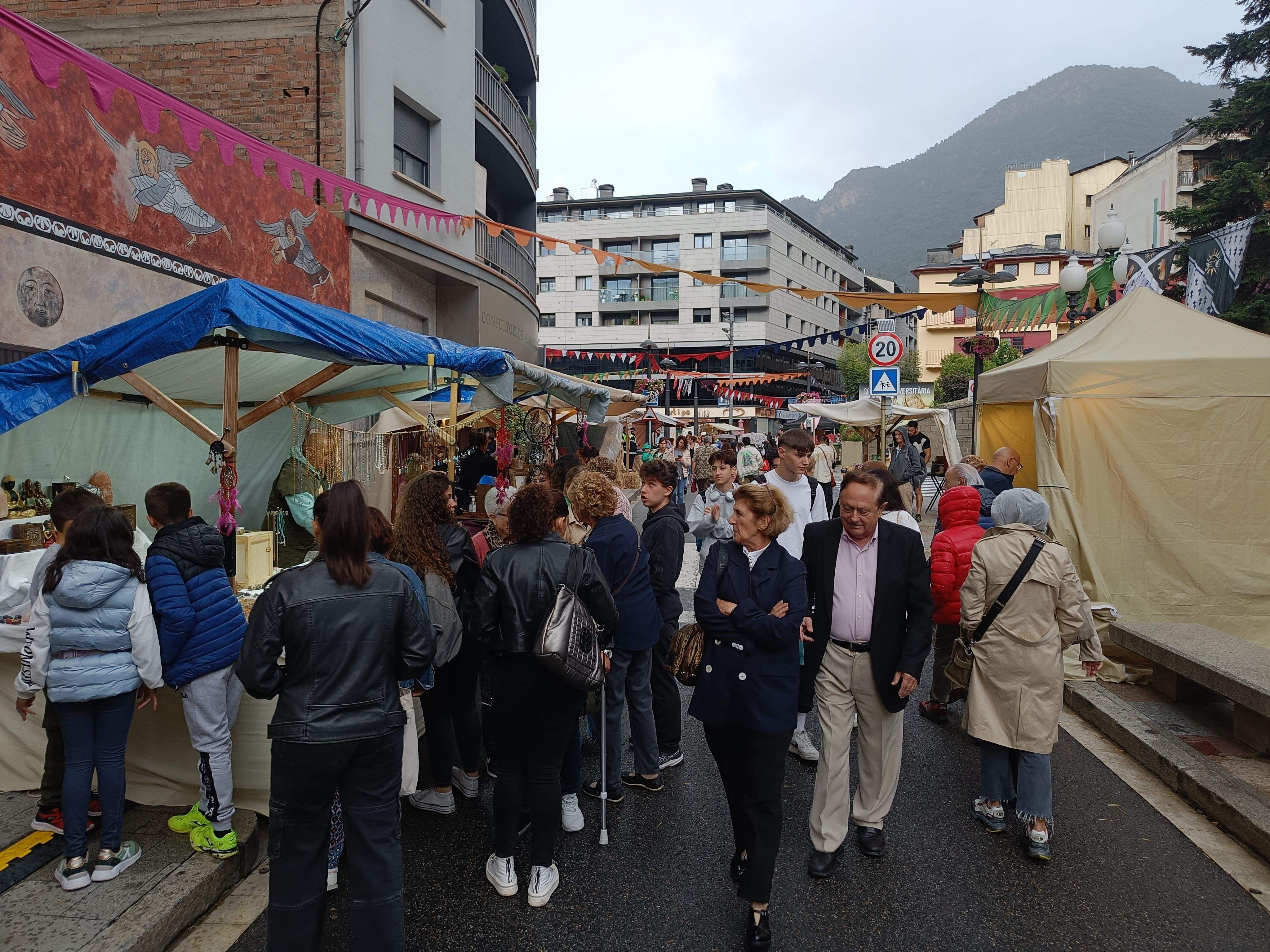 Ciutadans a les parades de la Vila Medieval. Ciutadans a les parades de la Vila Medieval.