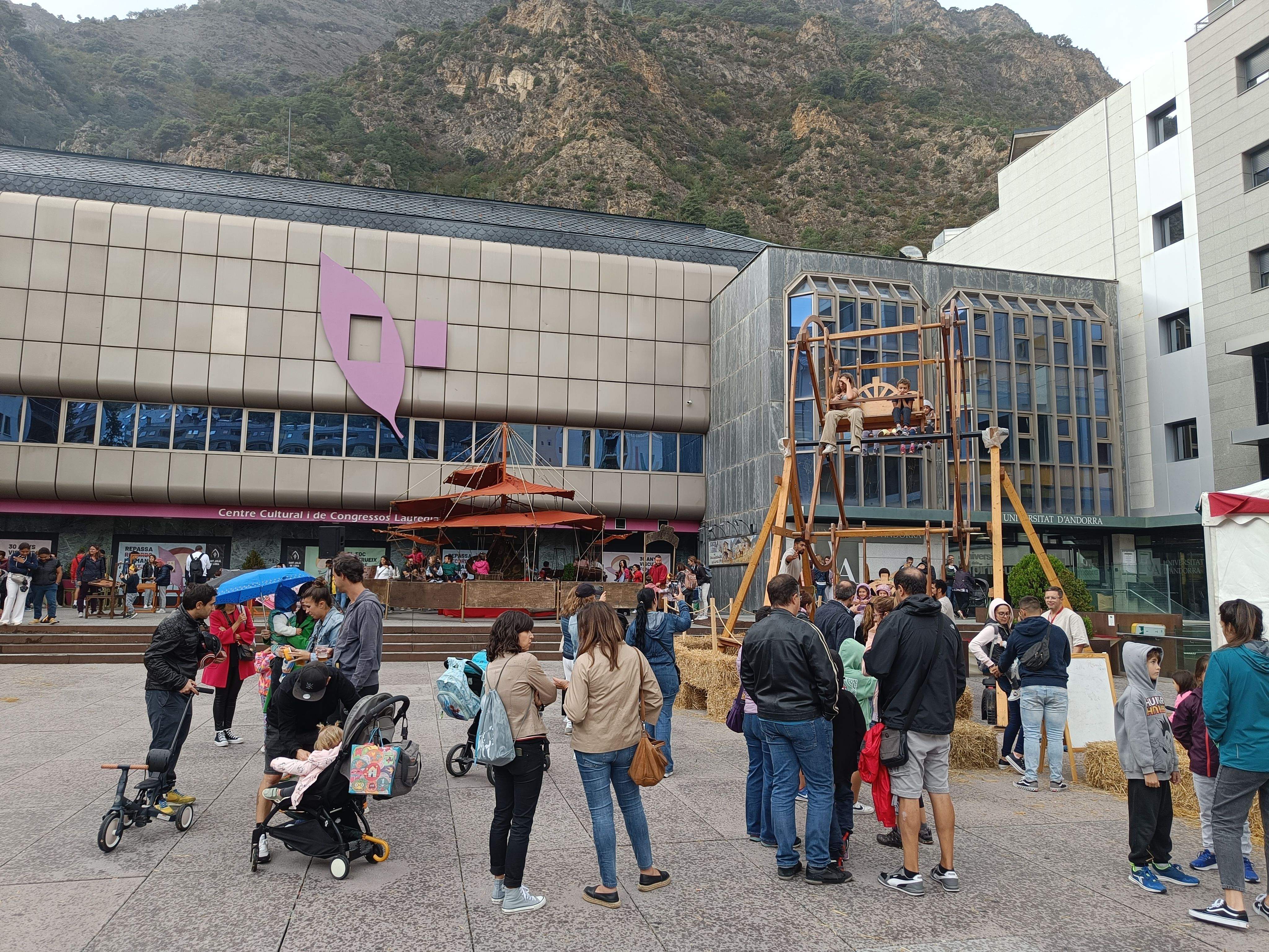 Atraccions per als infants a la plaça Germandat. Atraccions per als infants a la plaça Germandat.