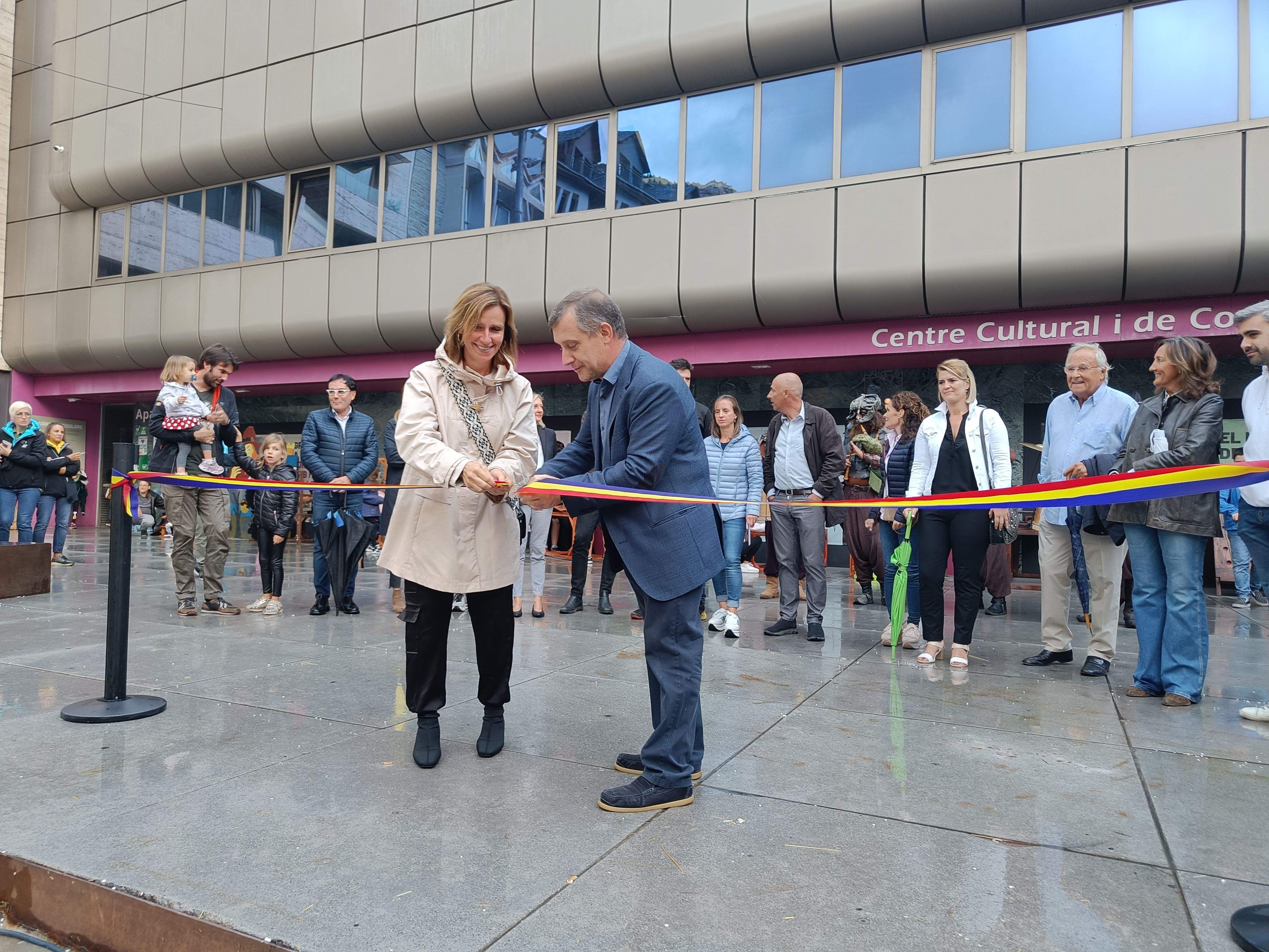 Els cònsols en el moment de tallar la cinta. Els cònsols en el moment de tallar la cinta.