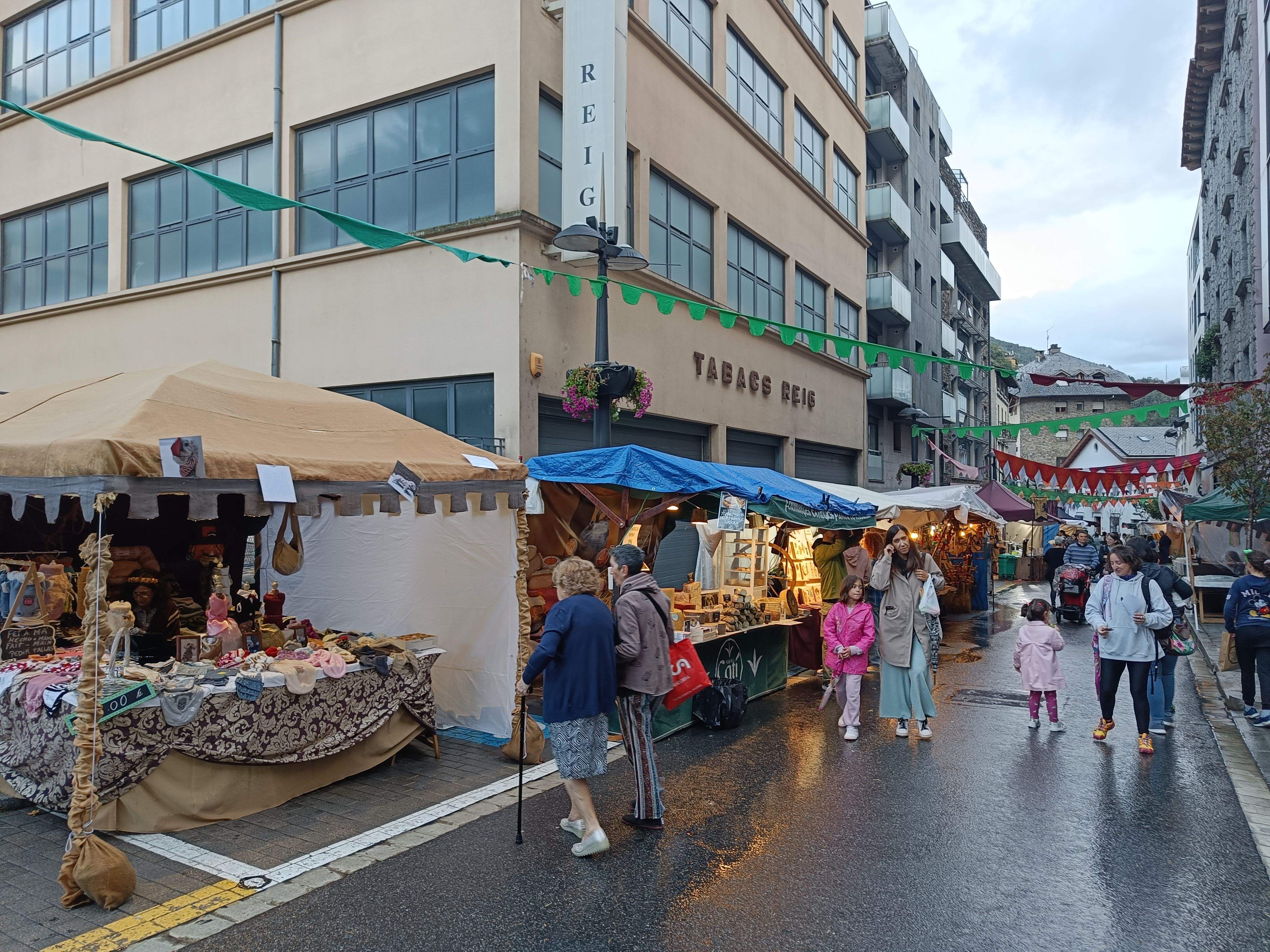 Ciutadans a les parades de la Vila Medieval. Ciutadans a les parades de la Vila Medieval.