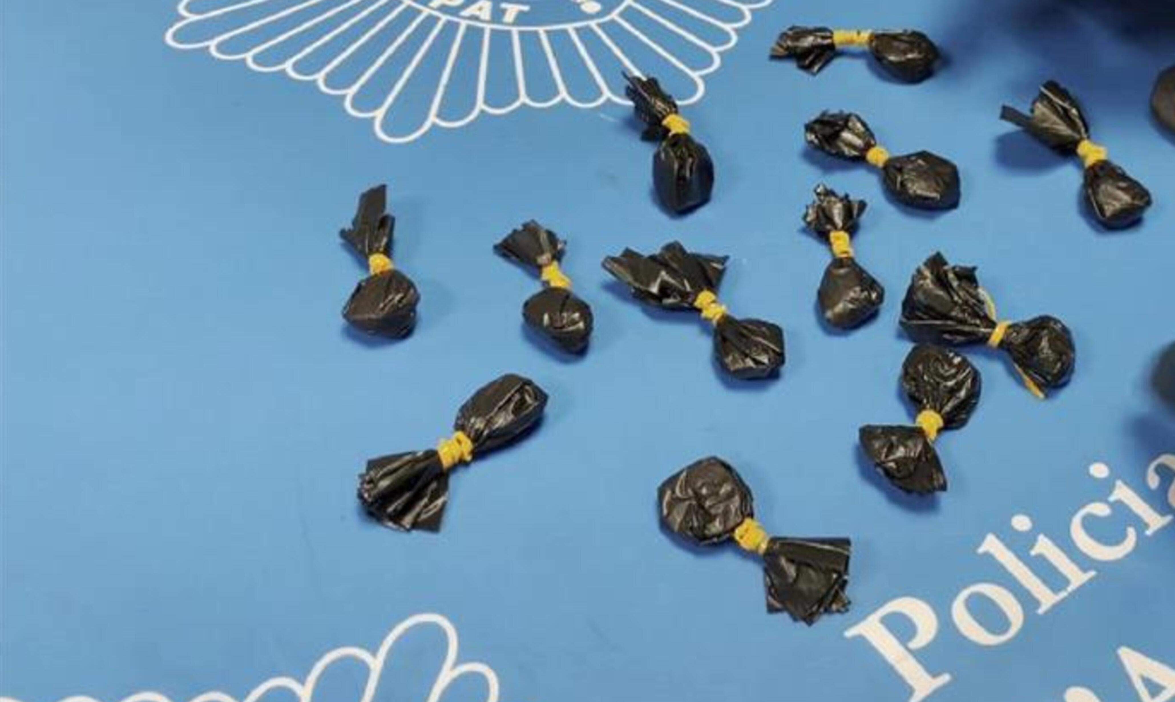 Paperines de cocaïna comissades per la policia en una operació.