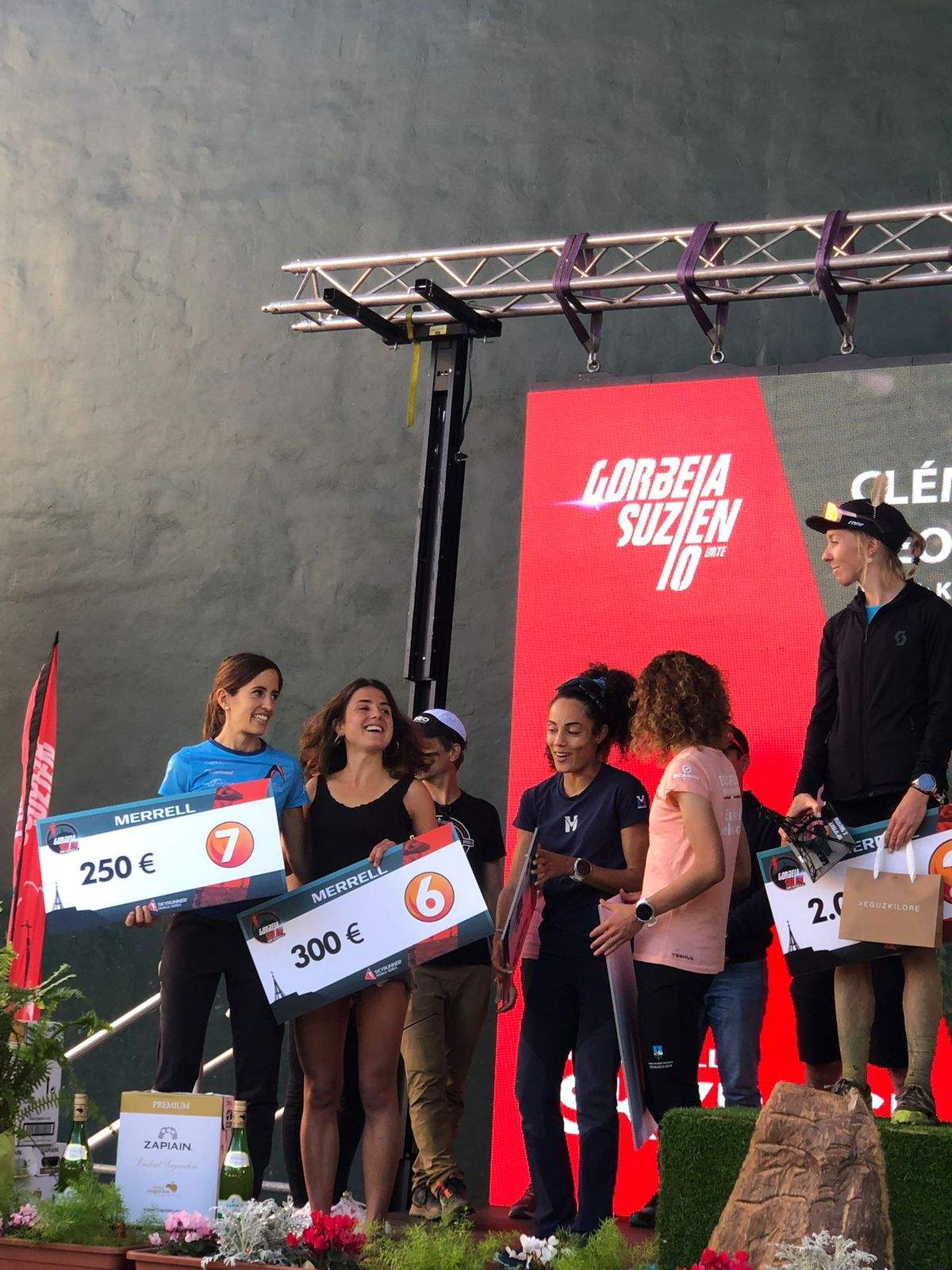 ARIADNA FENÉS, A L'ESQUERRA, DAMUNT UN PODI GENERÓS.