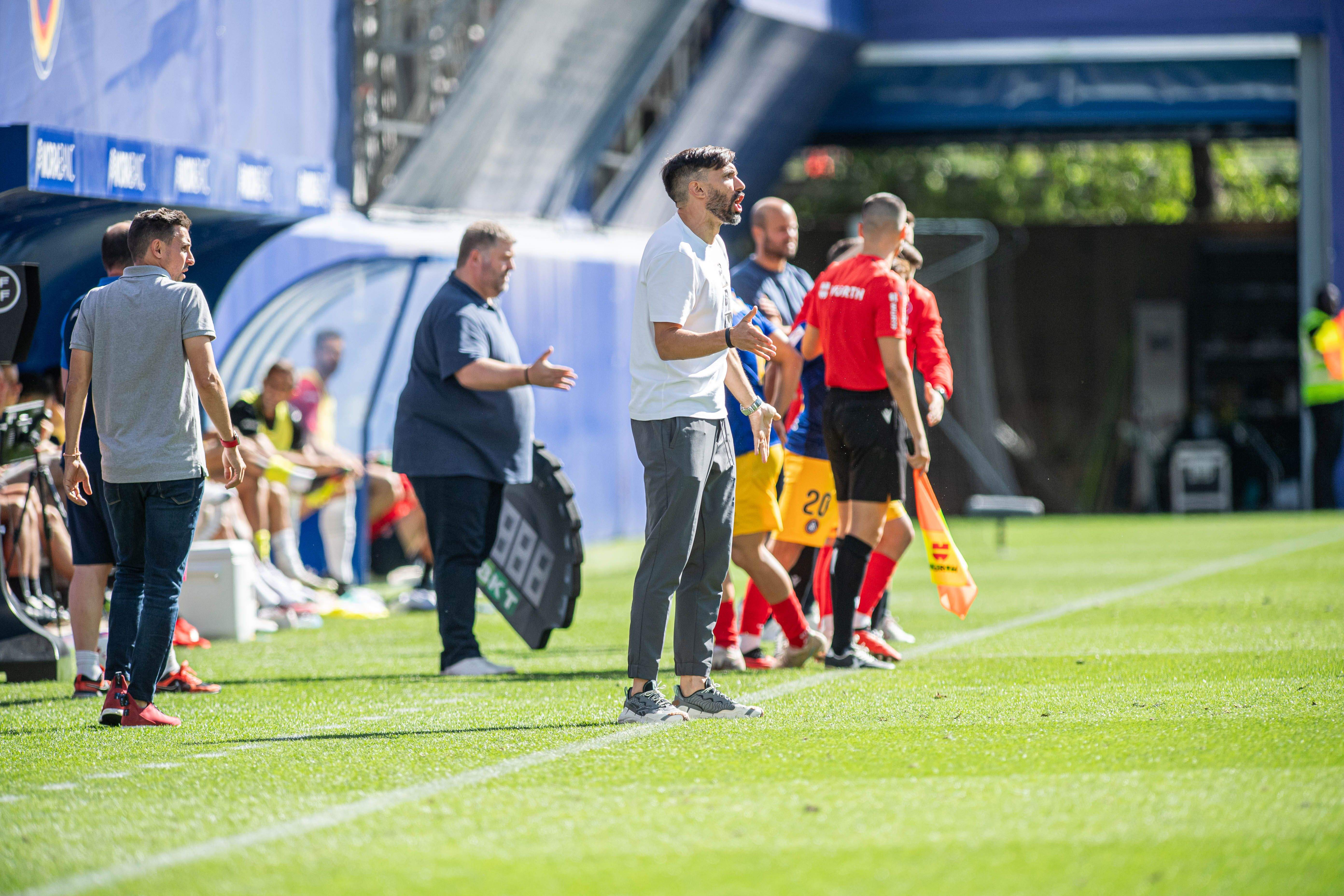 Eder Sarabia donant instruccions des de la banda en el partit contra el Gijón.