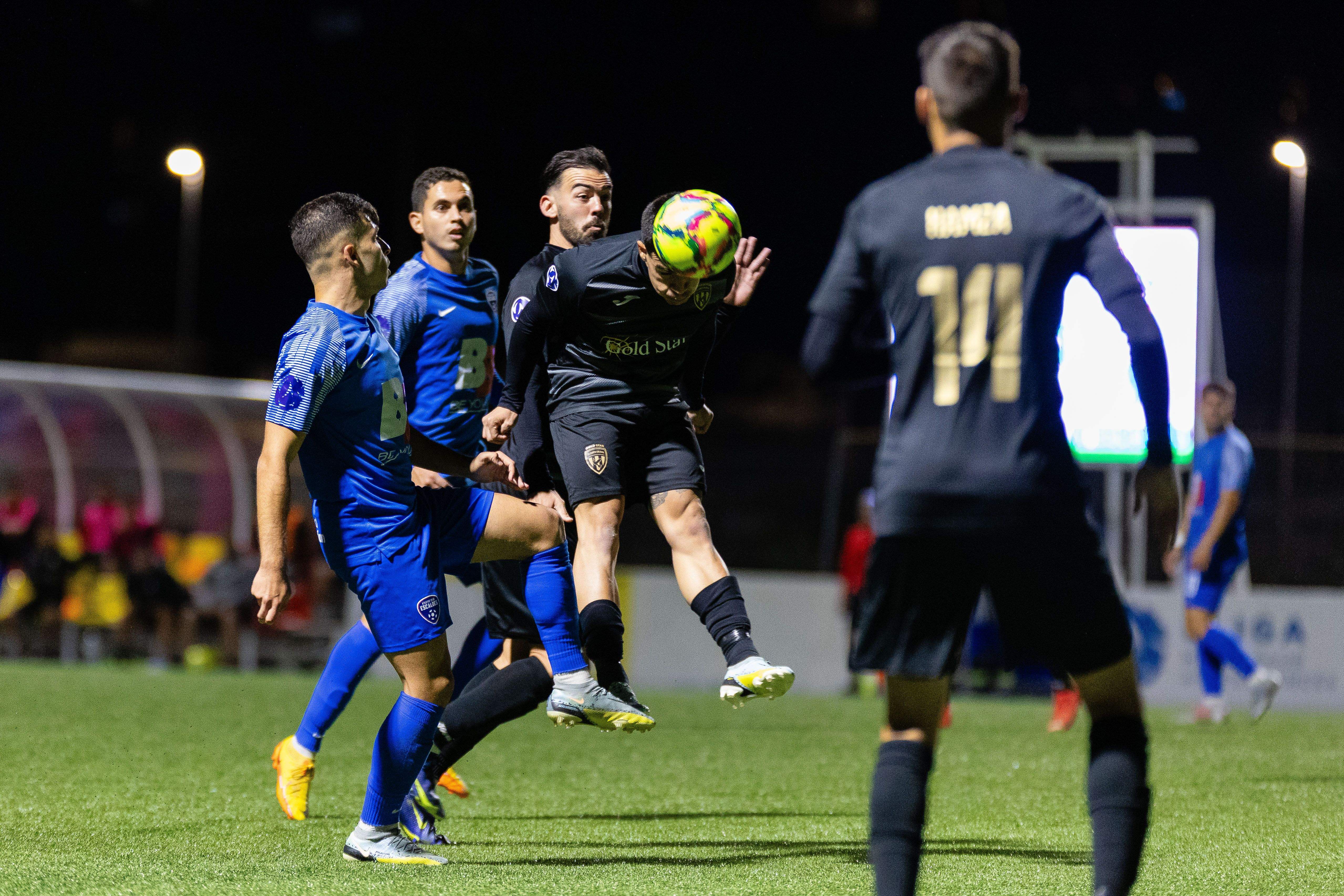Un remat de l'FC Santa Coloma, que va aconseguir el triomf.