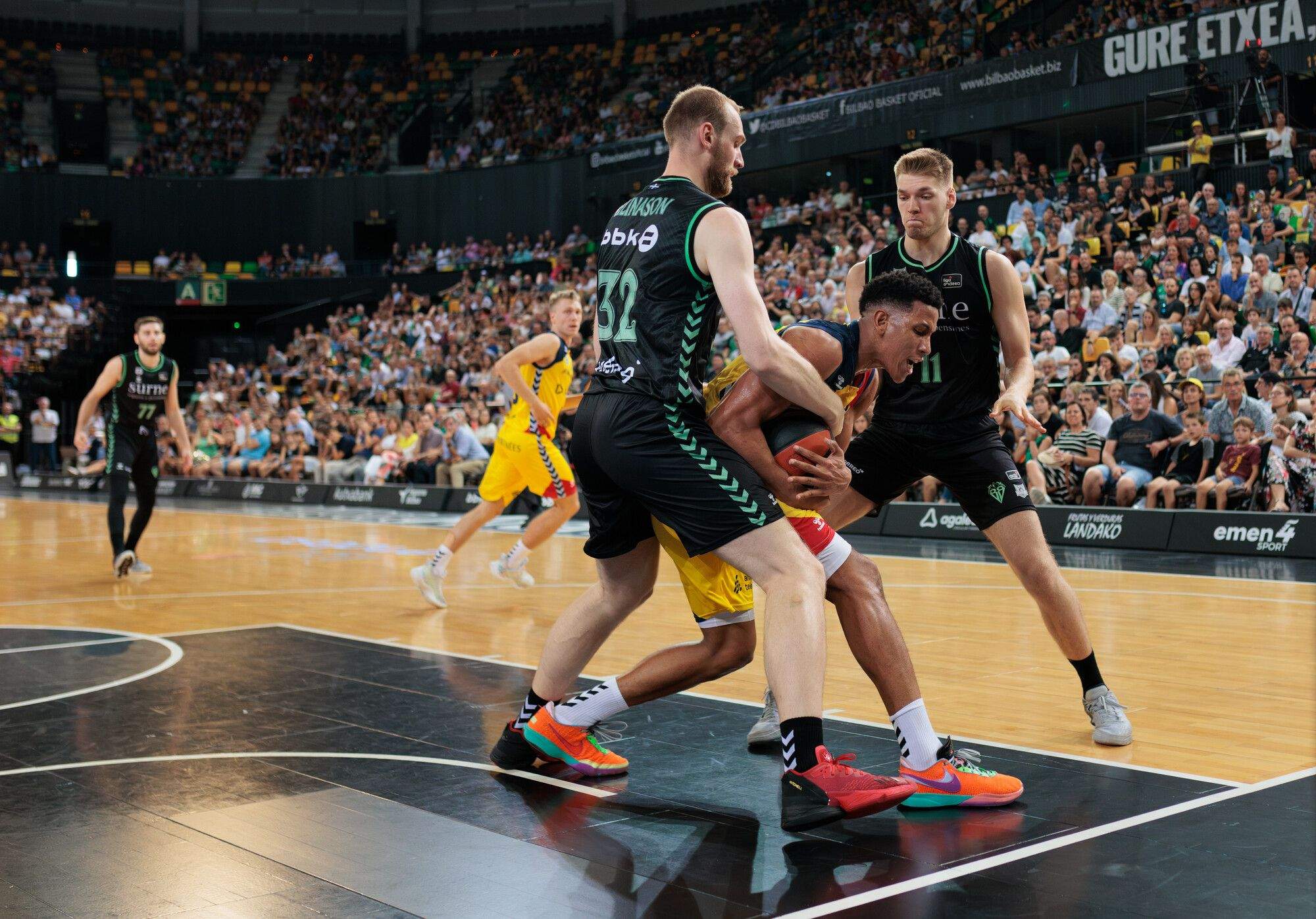 Tyson Pérez lluita per mantenir una pilota Surne Bilbao Morabanc.