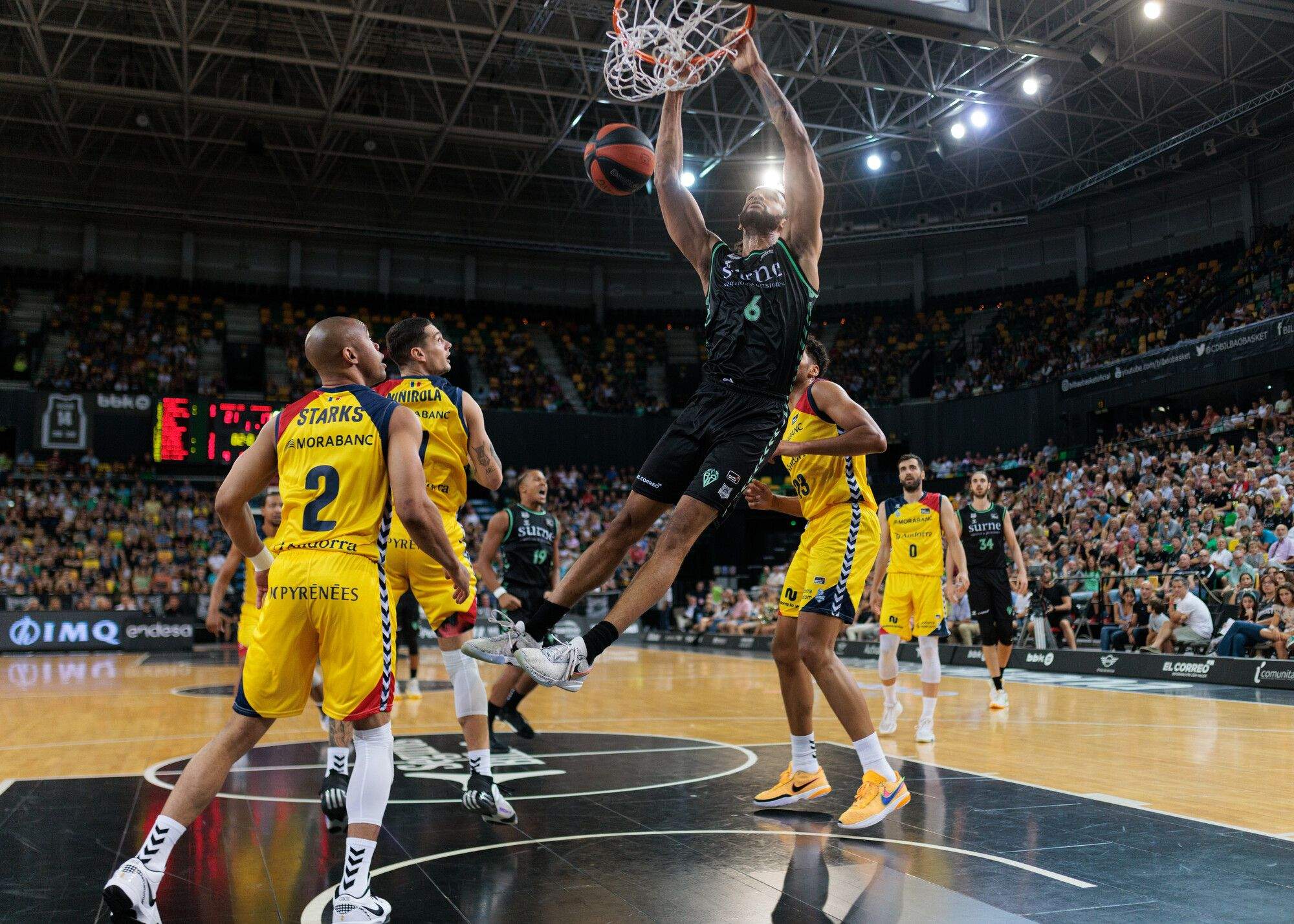 Killeya Jones esmaixa una jugada per al Bilbao.
