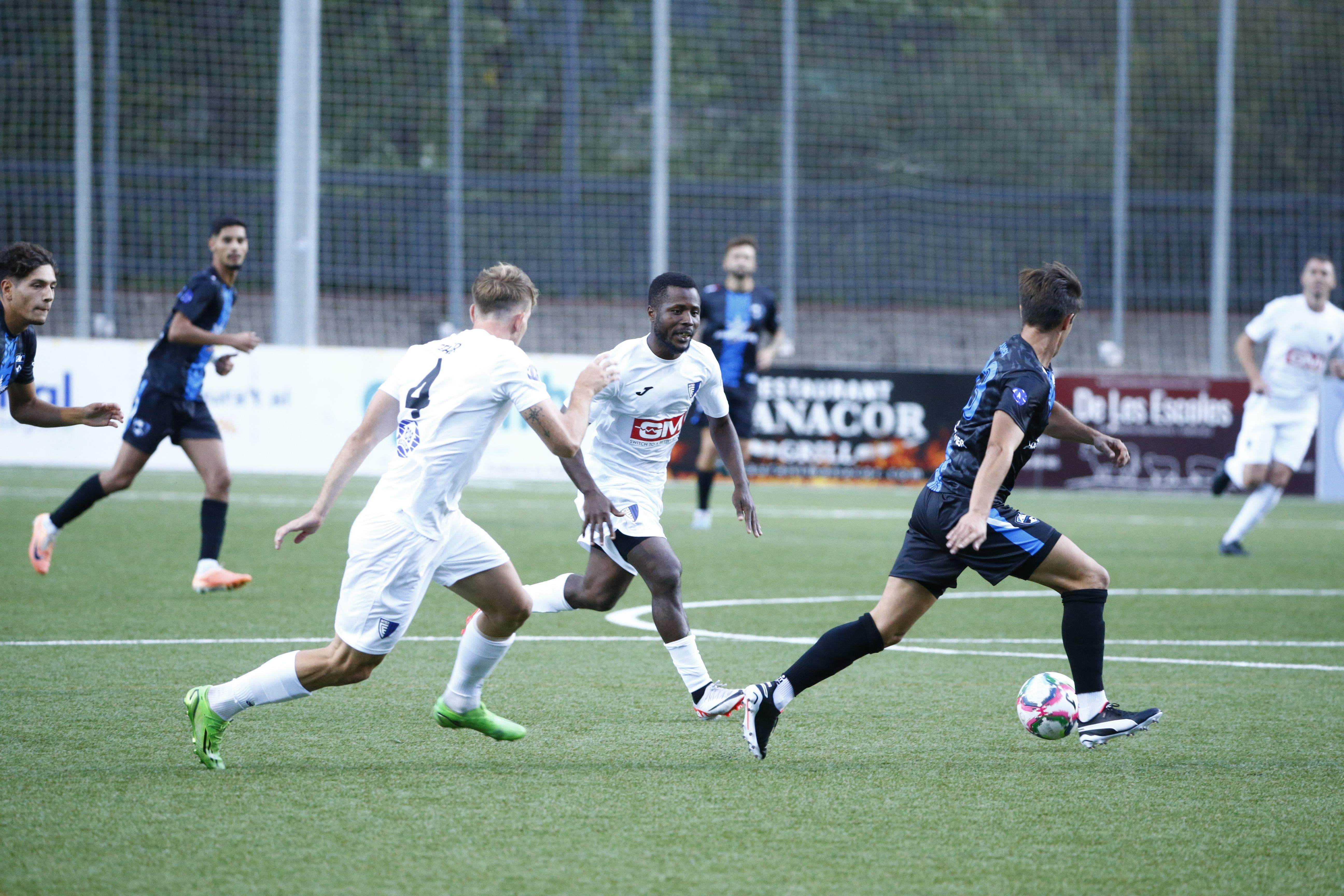 Un jugador de l'Ordino prova de tallar un avançament de l'Inter.