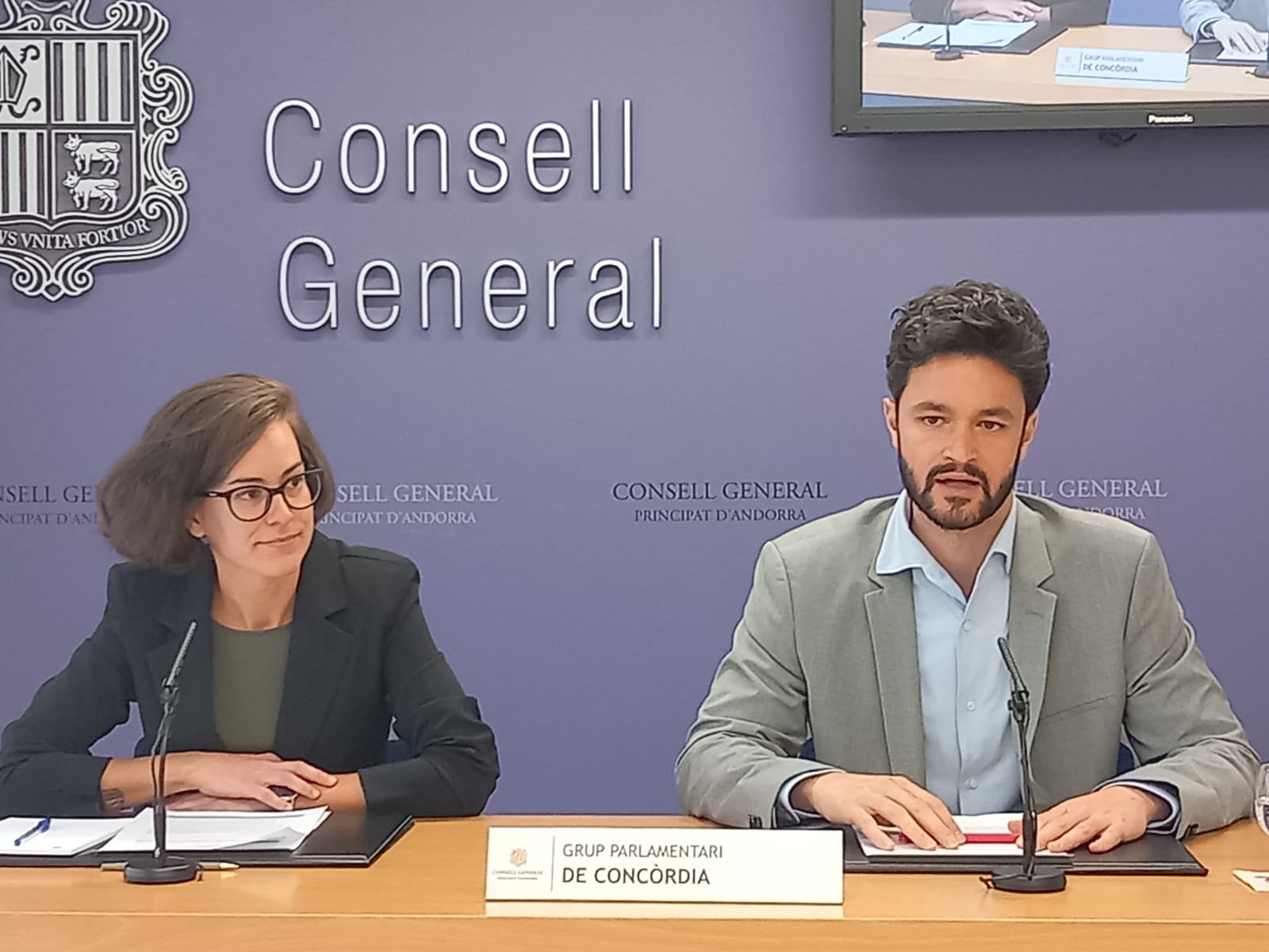 Núria Segués i Cerni Escalé durant la compareixença.