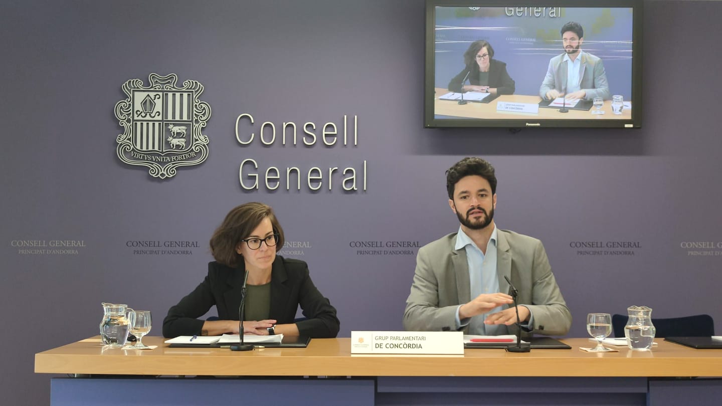 Núria Segués i Cerni Escalé durant una roda de premsa.