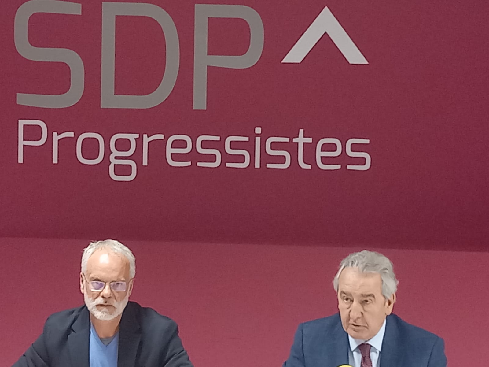 Jaume Bartumeu durant la compareixença al costat del president del partit, Josep Roig.