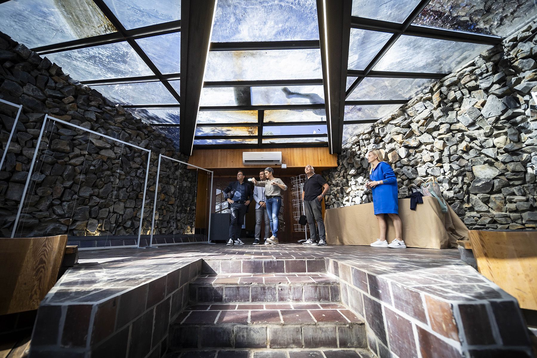 Els cònsols amb membres de la Xarranca a l'interior del nou local. Els cònsols amb membres de la Xarranca a l'interior del nou local.