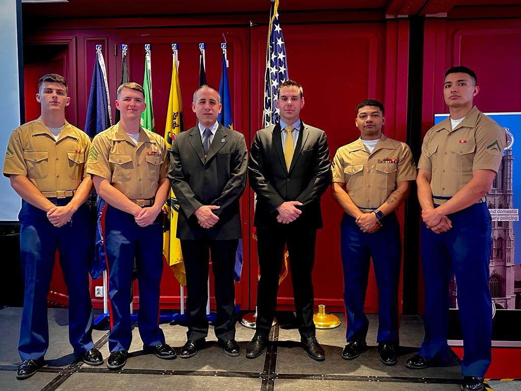 Francesc Almendros i Benjamí Rascagneres entre marines.