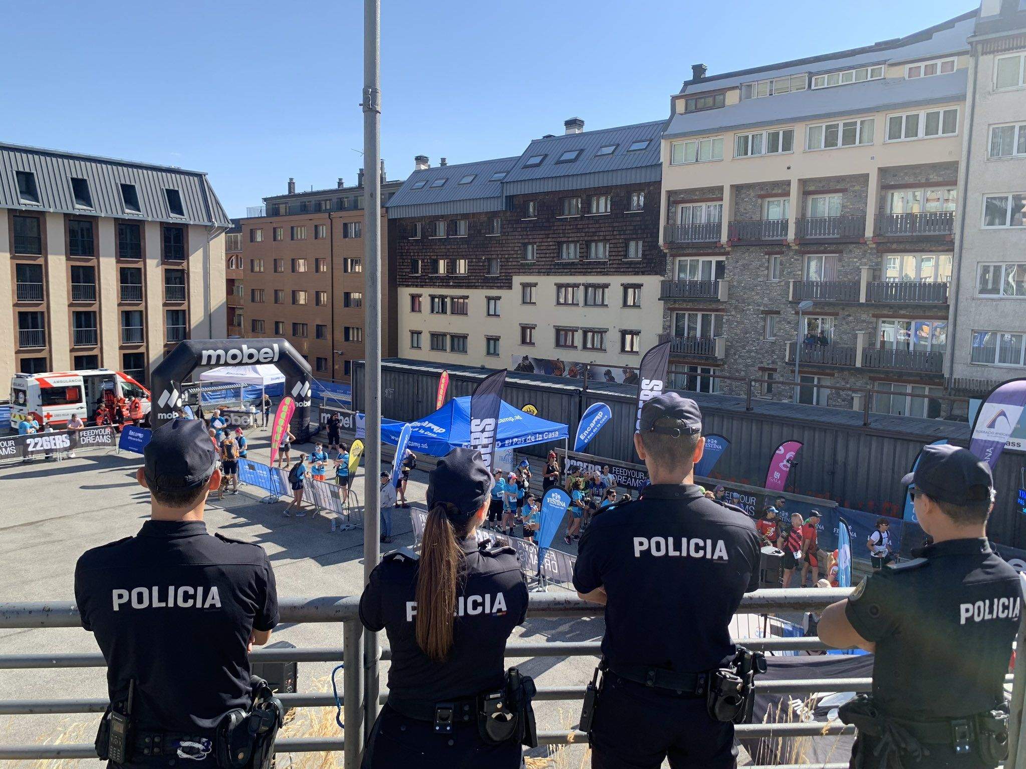 Policies fent vigilància al Pas de la Casa.