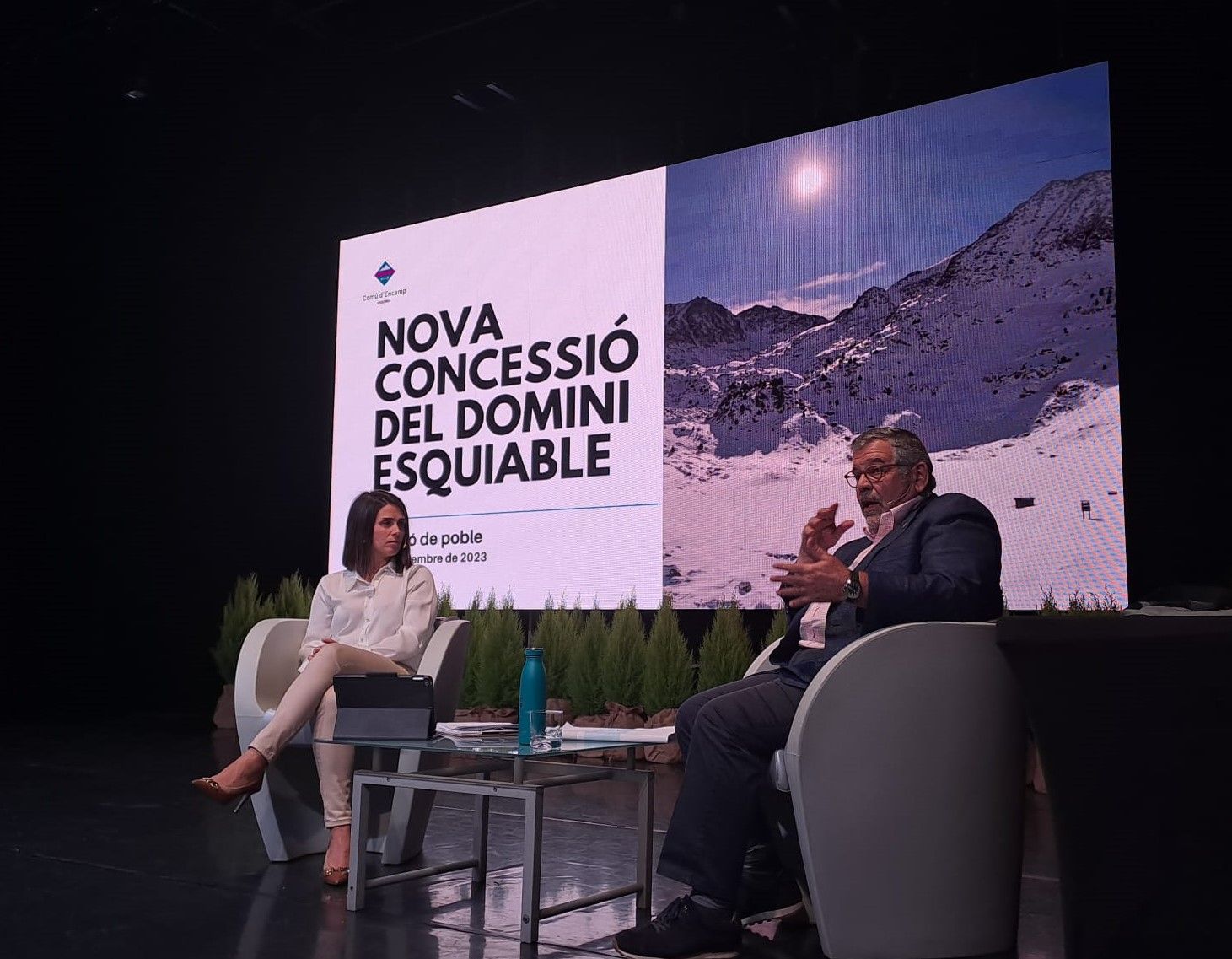 Mas i -Rascagneres responent les preguntes dels assistents a la reunió de poble a Encamp.