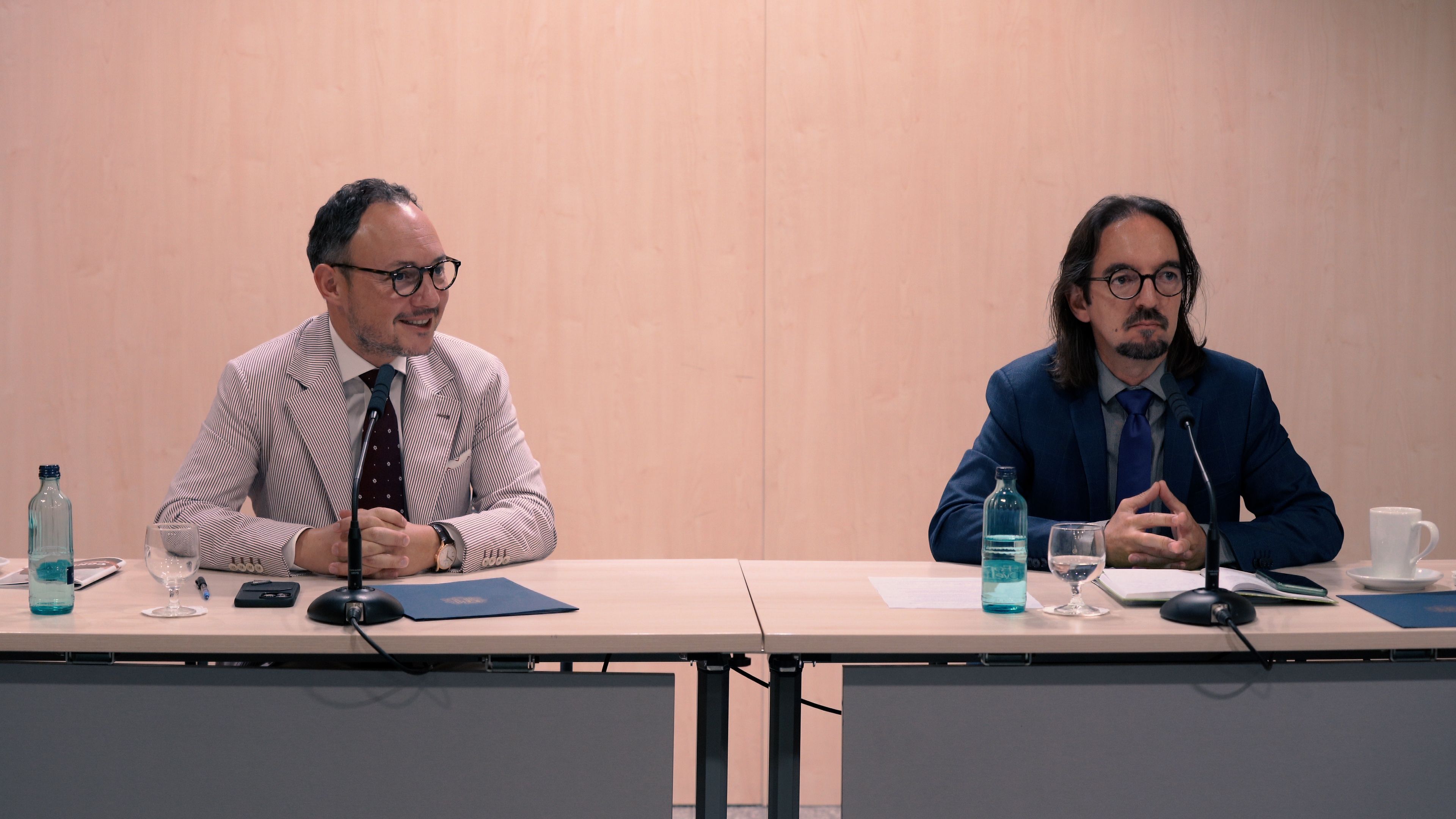 Xavier Espot i Landry Riba durant la compareixença, que ha tingut un to força distès.