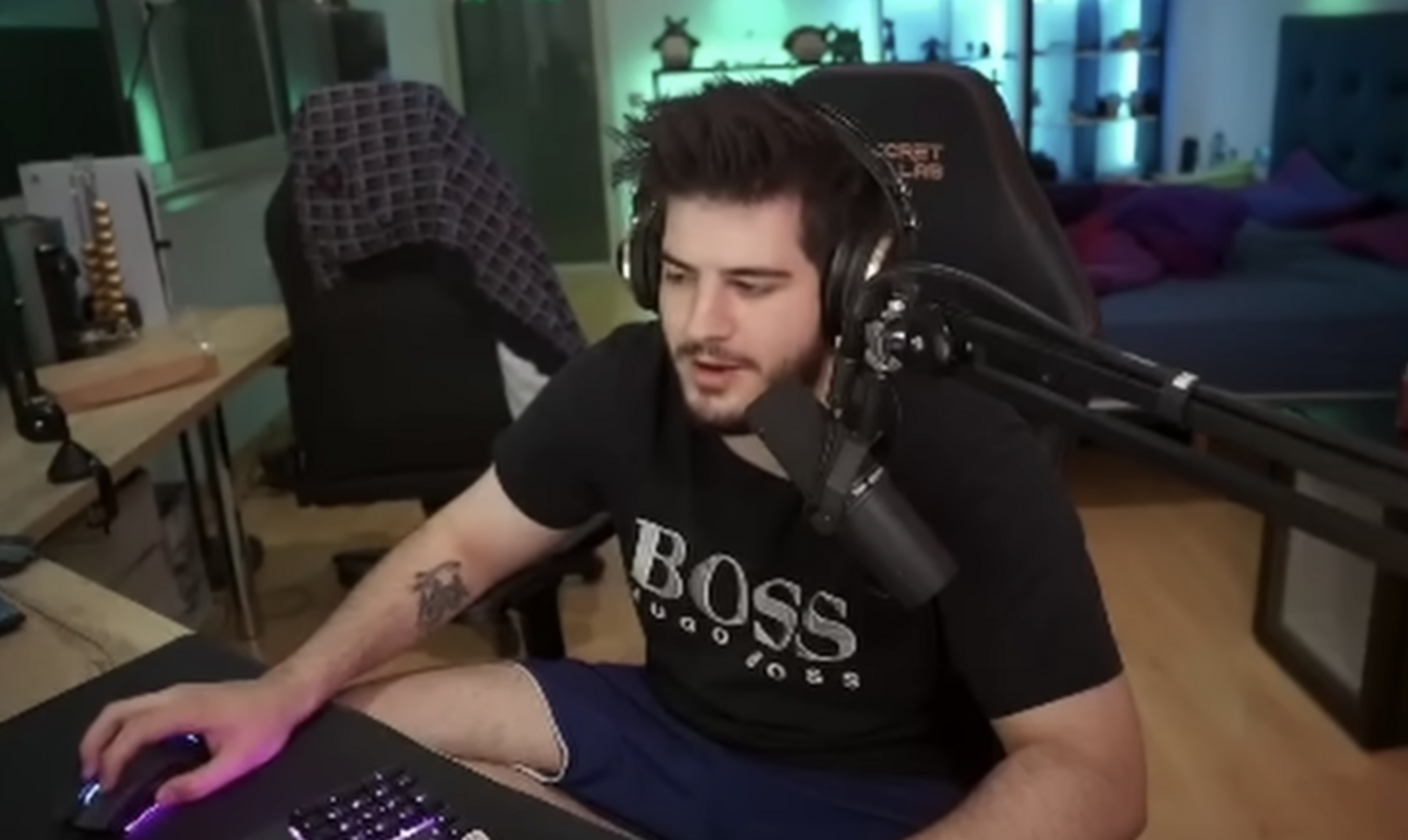 Elm Chertó durant un dels seus directes.