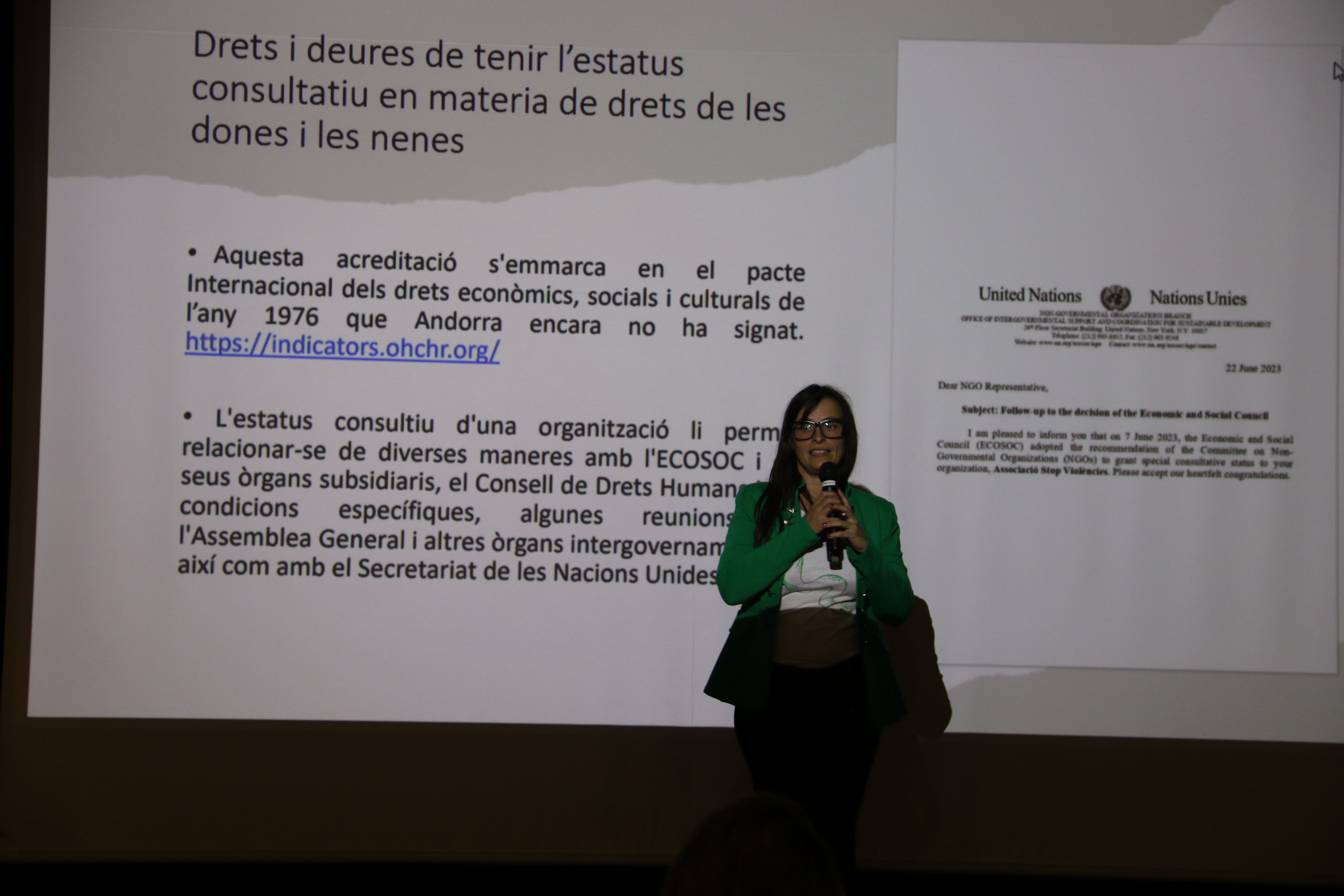 Vanessa Mendoza Cortés presentant l'acreditació obtinguda.