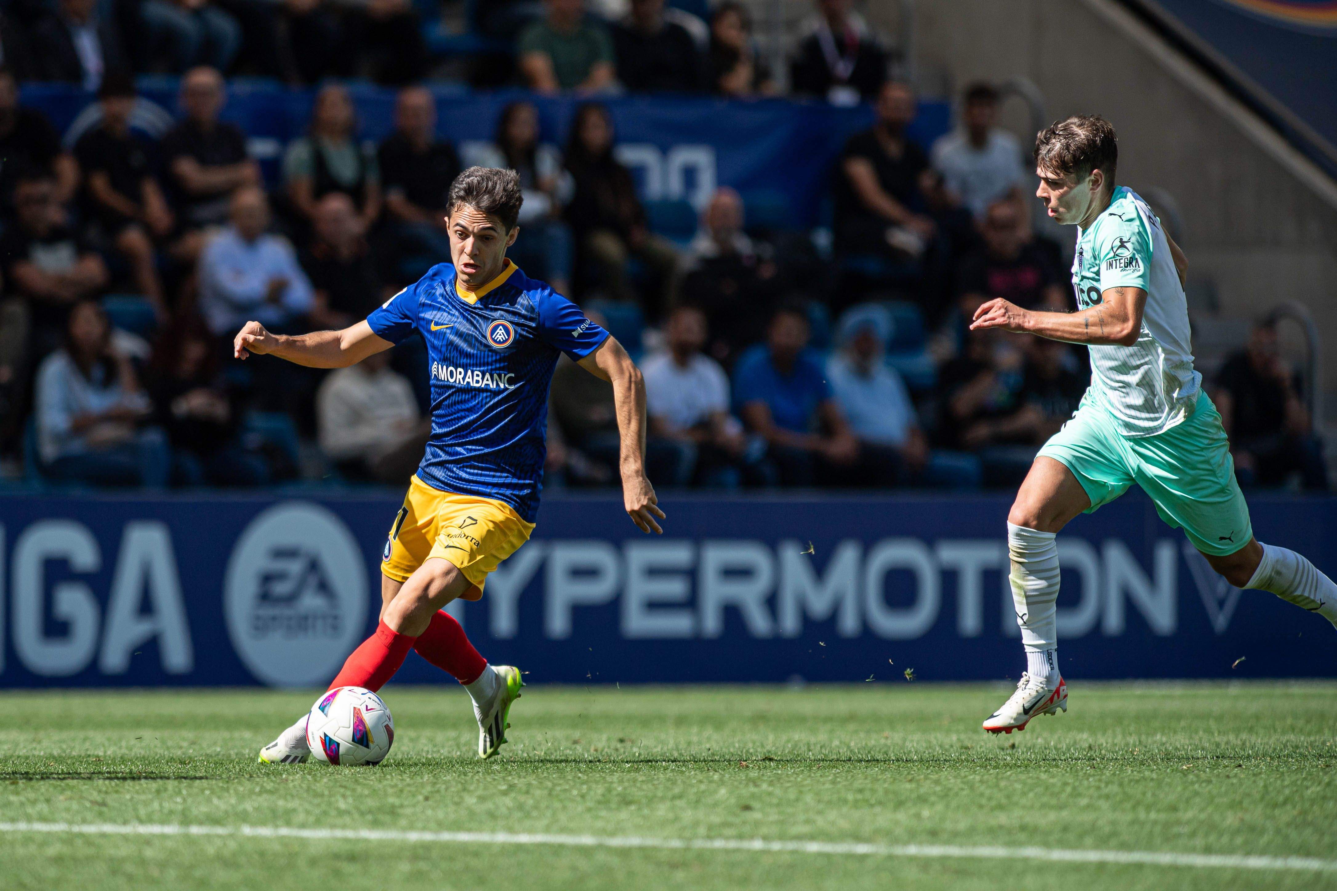 Álvaro Martín en una acció de dissabte passat contra el Gijón.