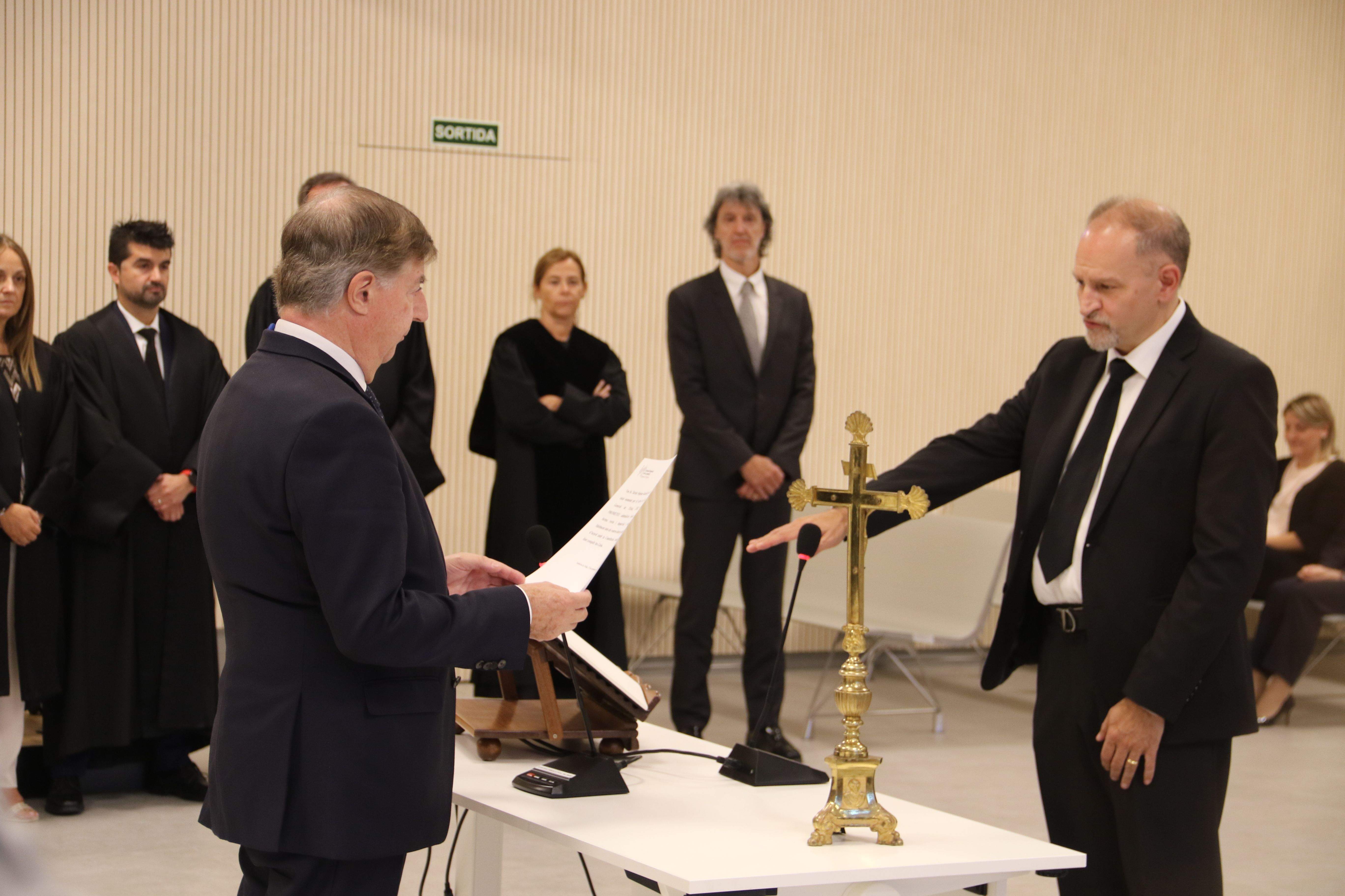 Moment en què Xavier Sopena jura el càrrec.