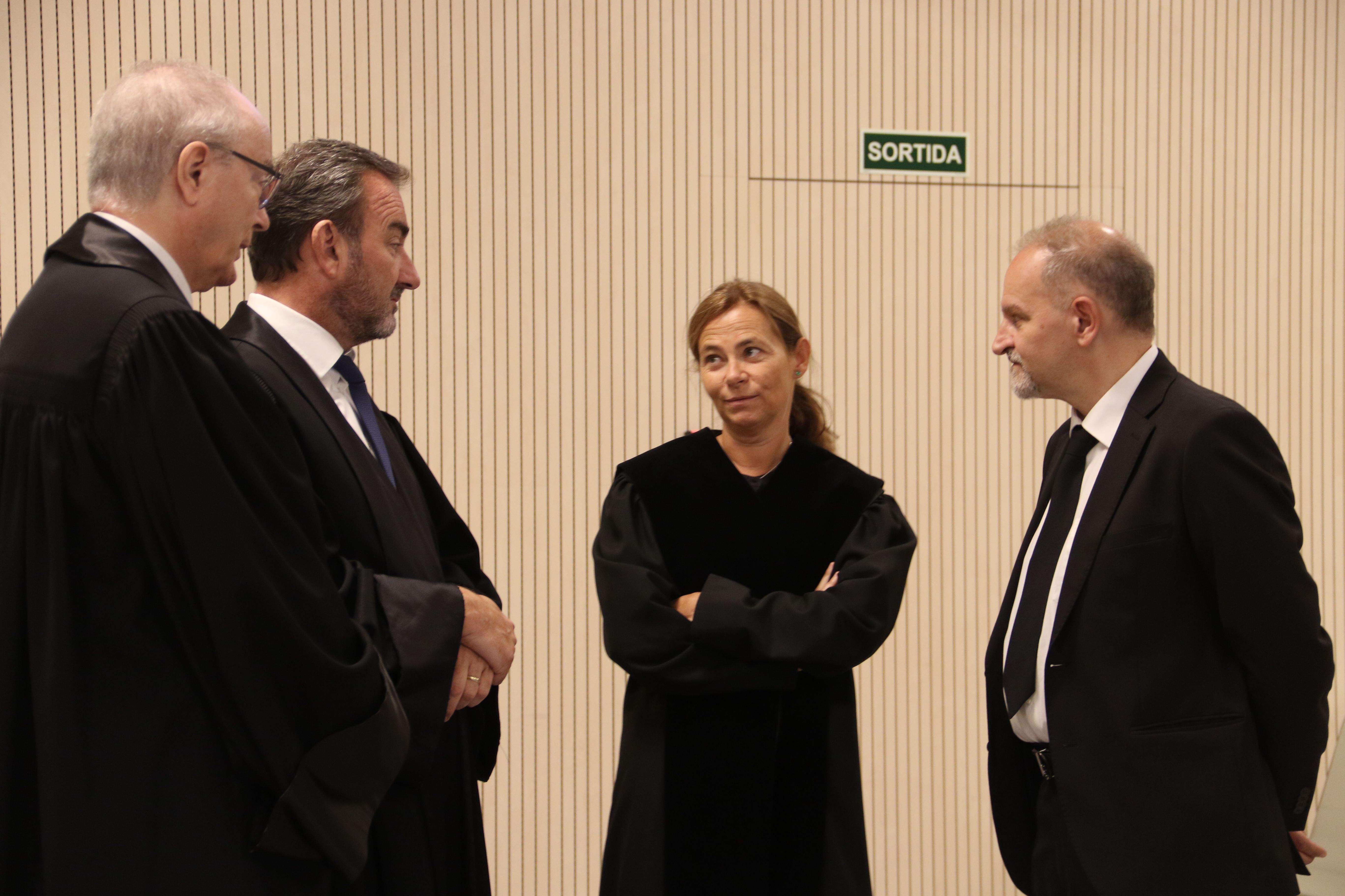 Sopena parlant amb Andrés (Superior), Moynat (Batllia) i Baixench (advocats). Sopena parlant amb Andrés (Superior), Moynat (Batllia) i Baixench (advocats).