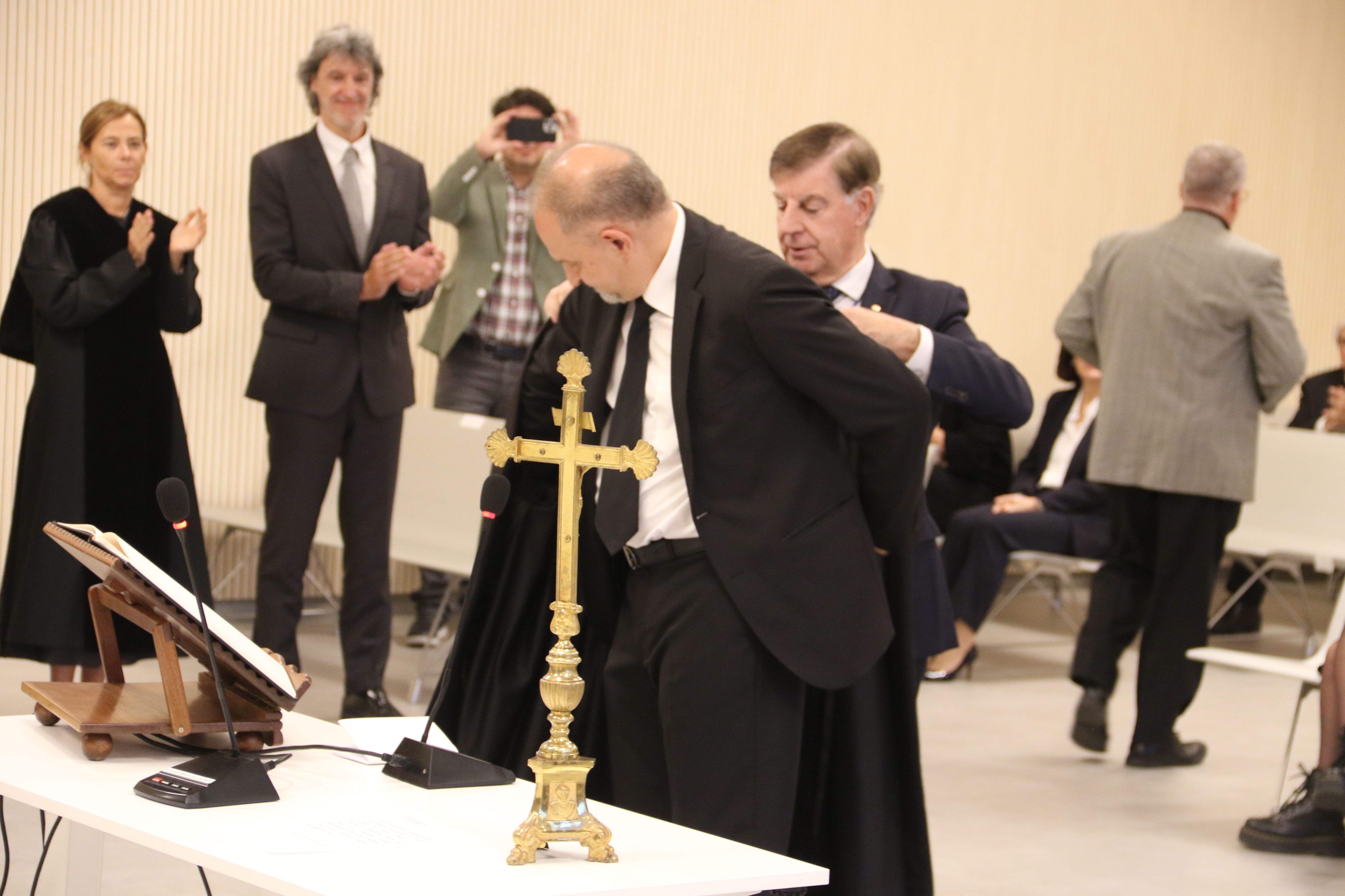 Casadevall imposa la toga a Sopena. Casadevall imposa la toga a Sopena.