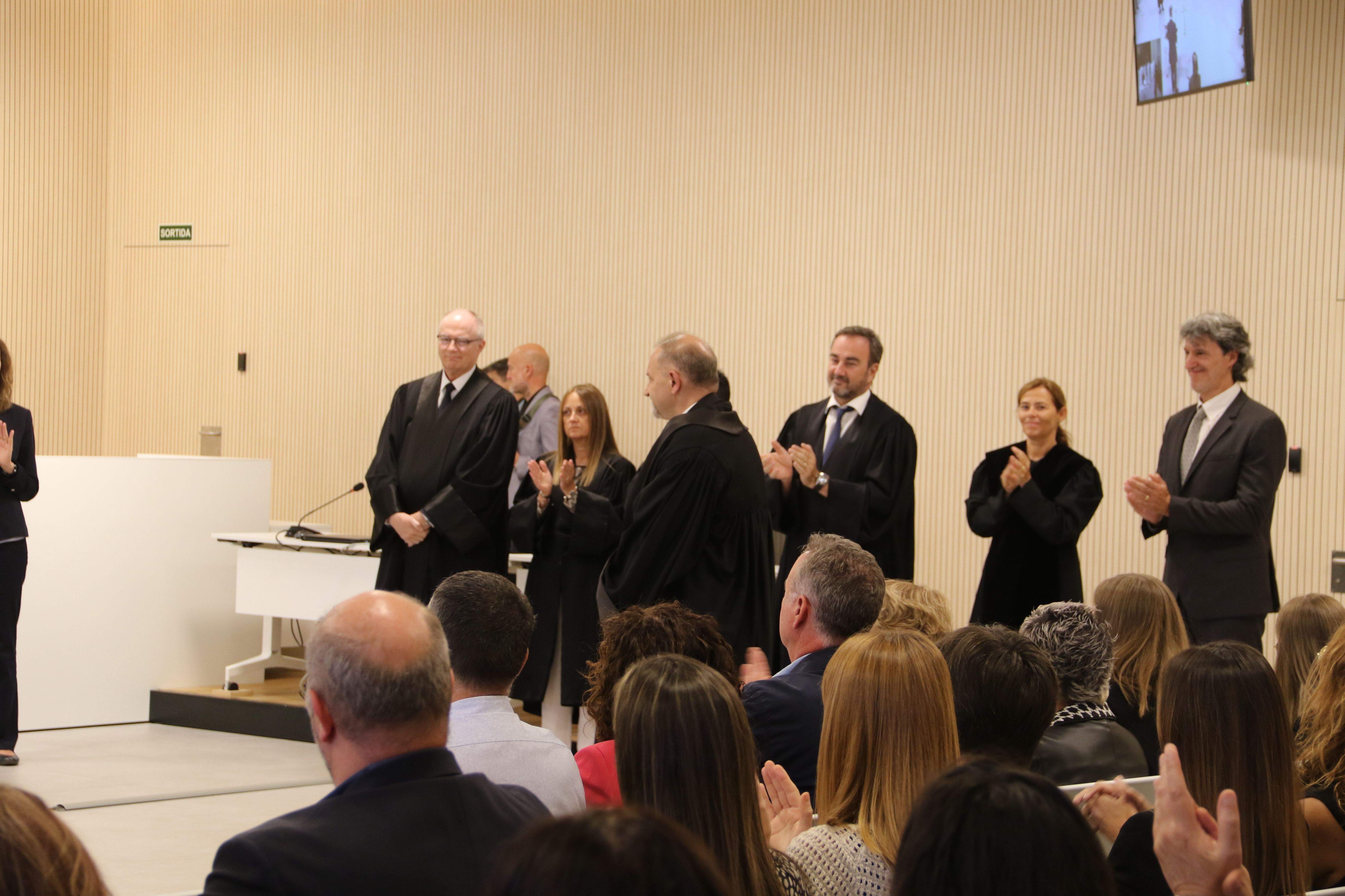 Ovació just després que Sopena fos plenament investit. Ovació just després que Sopena fos plenament investit.