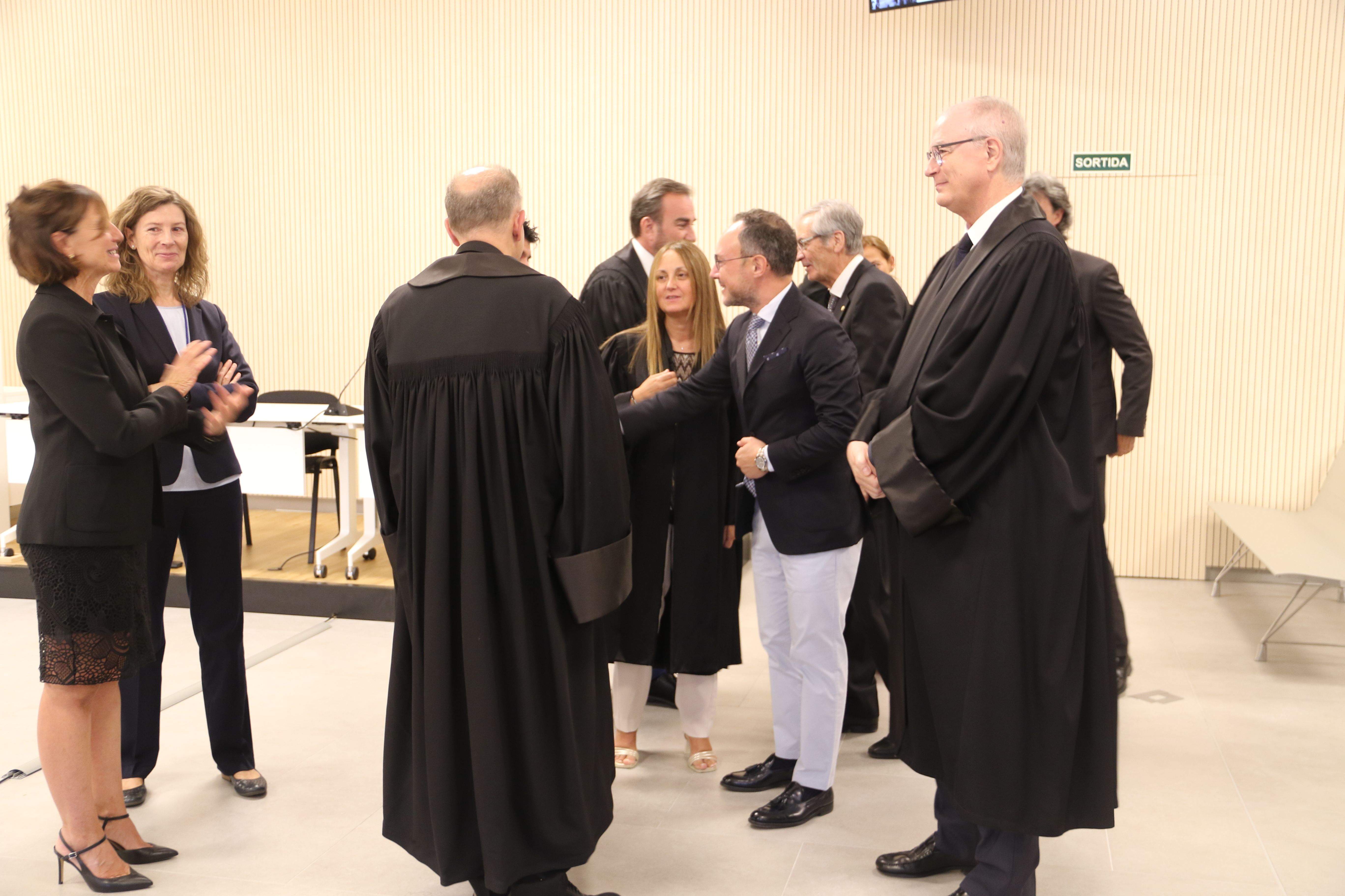 Just després de la jura moments de felicitacions i distensió. Just després de la jura moments de felicitacions i distensió.