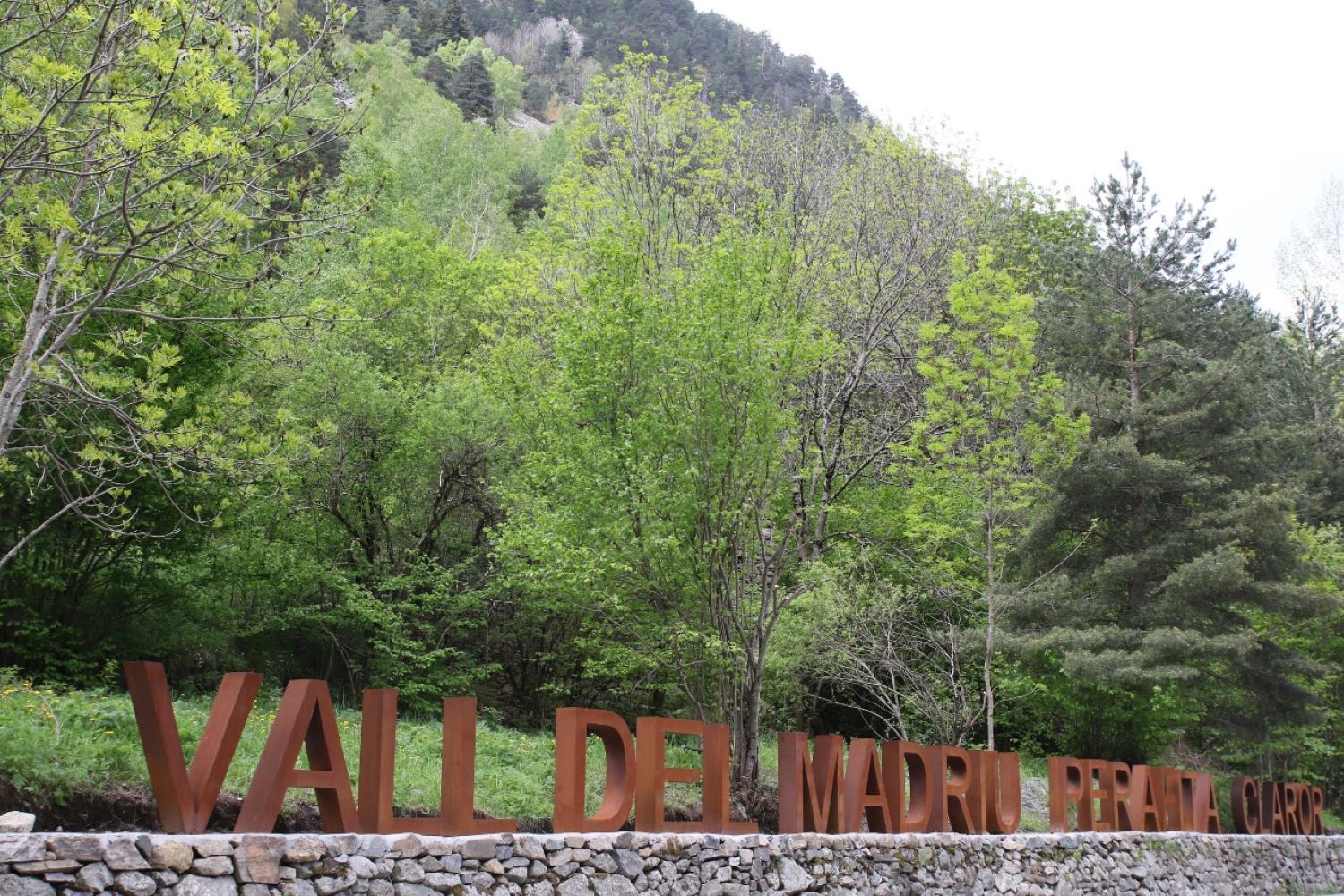 La parcel·la es troba a l'entrada principal des d'Escaldes a la vall. La parcel·la es troba a l'entrada principal des d'Escaldes a la vall.