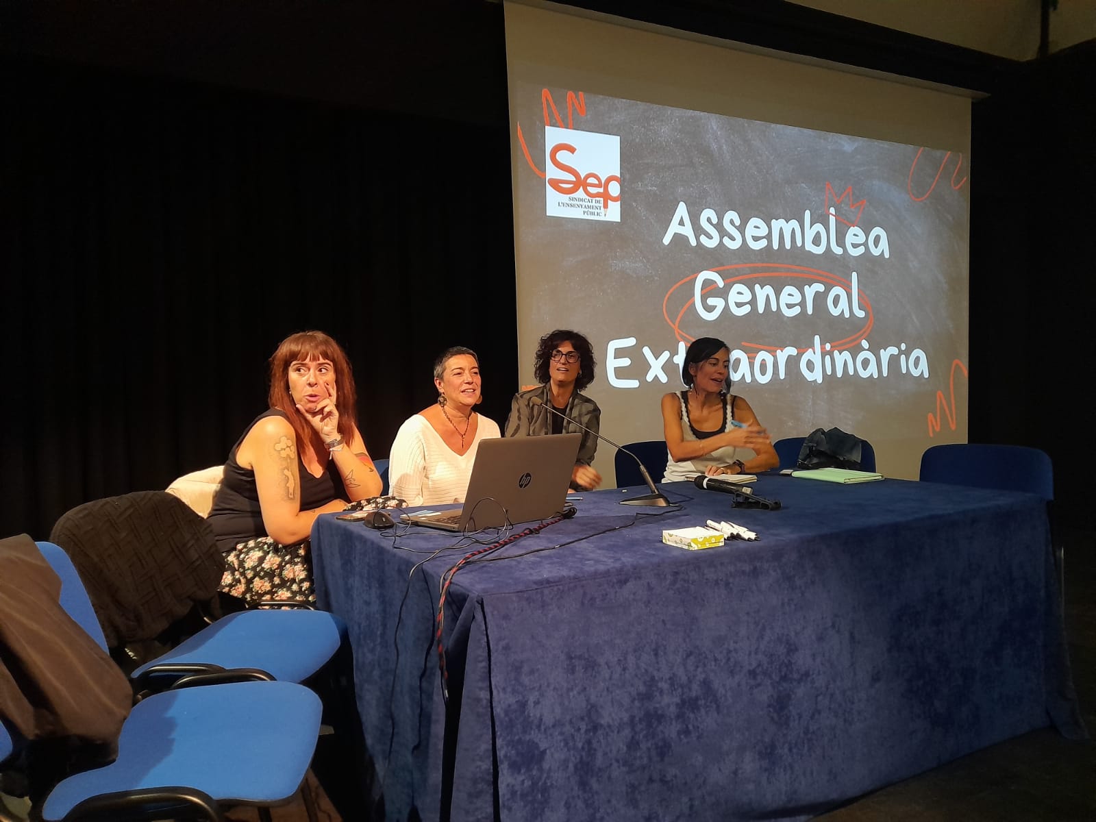Carla Guinot i Marisa Santos en la darrera assemblea del SEP.
