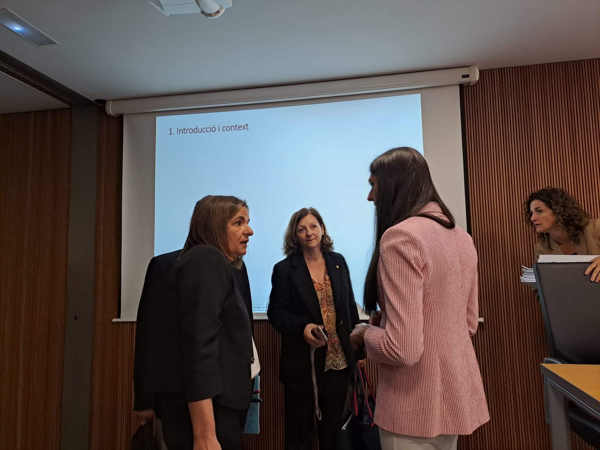 La ministra d'Afers Socials, Trini Marín, i la secretària d'Estat, Esther Cervós, amb la consellera Noemí Amador abans de la compareixença.