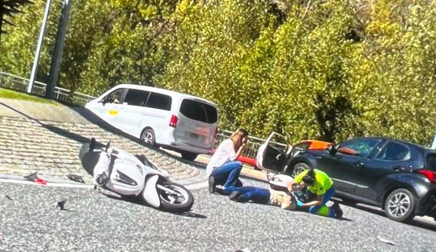 La dona, sent atesa a la zona de l'accident.