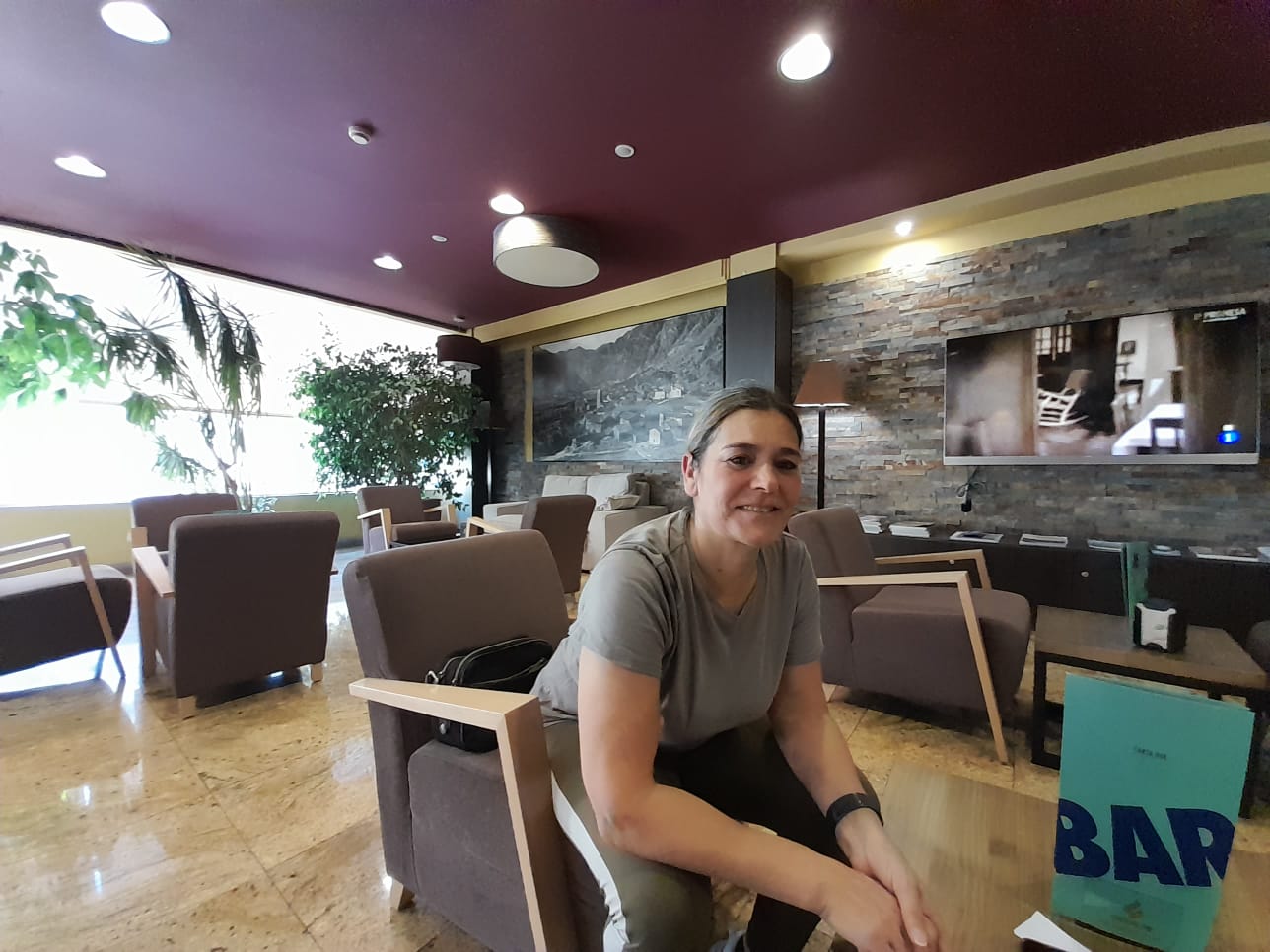 L'Ana Tavares a la recepció de l'hotel Màgic abans de marxar al pis que li han trobat