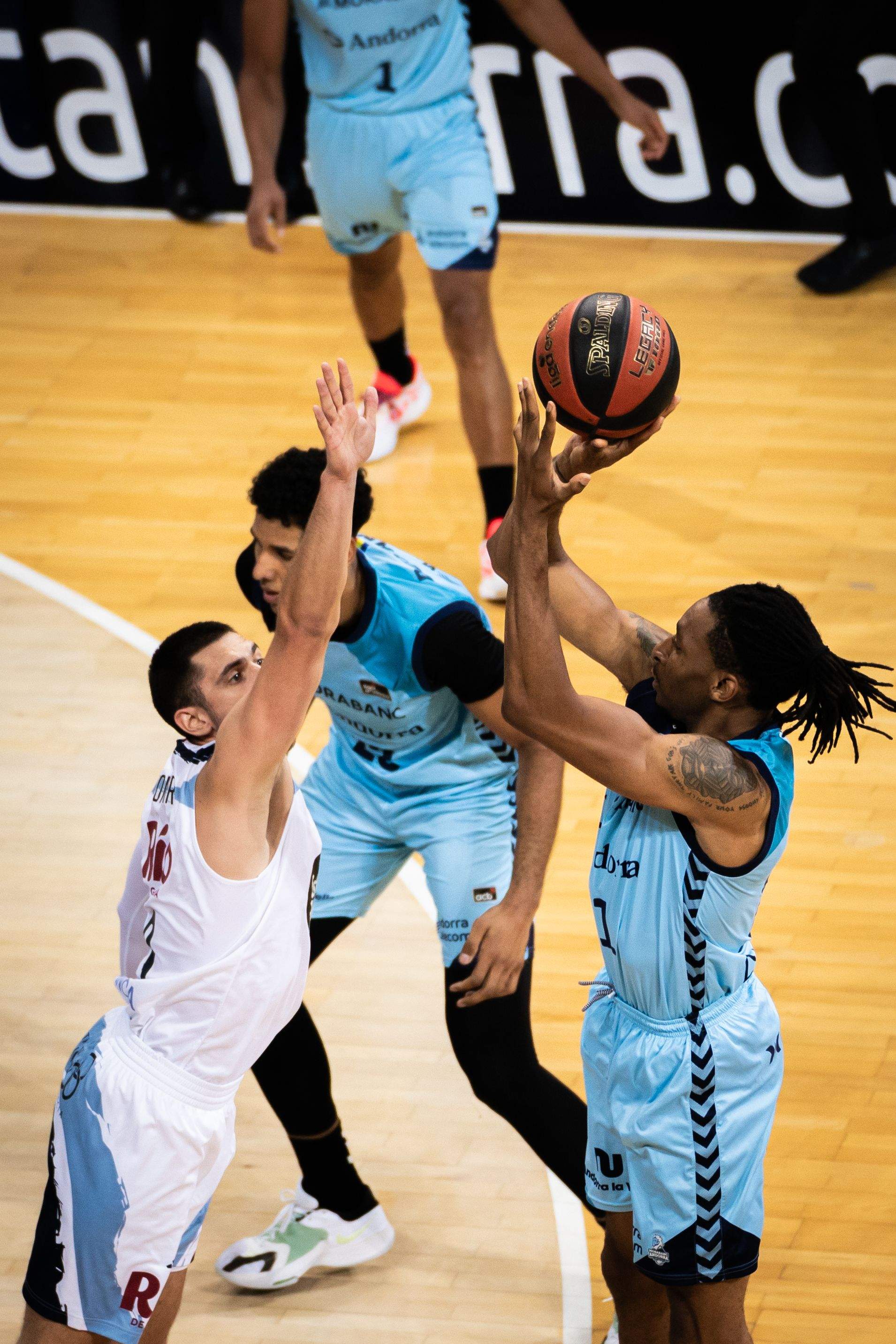 Okoye intenta un triple.