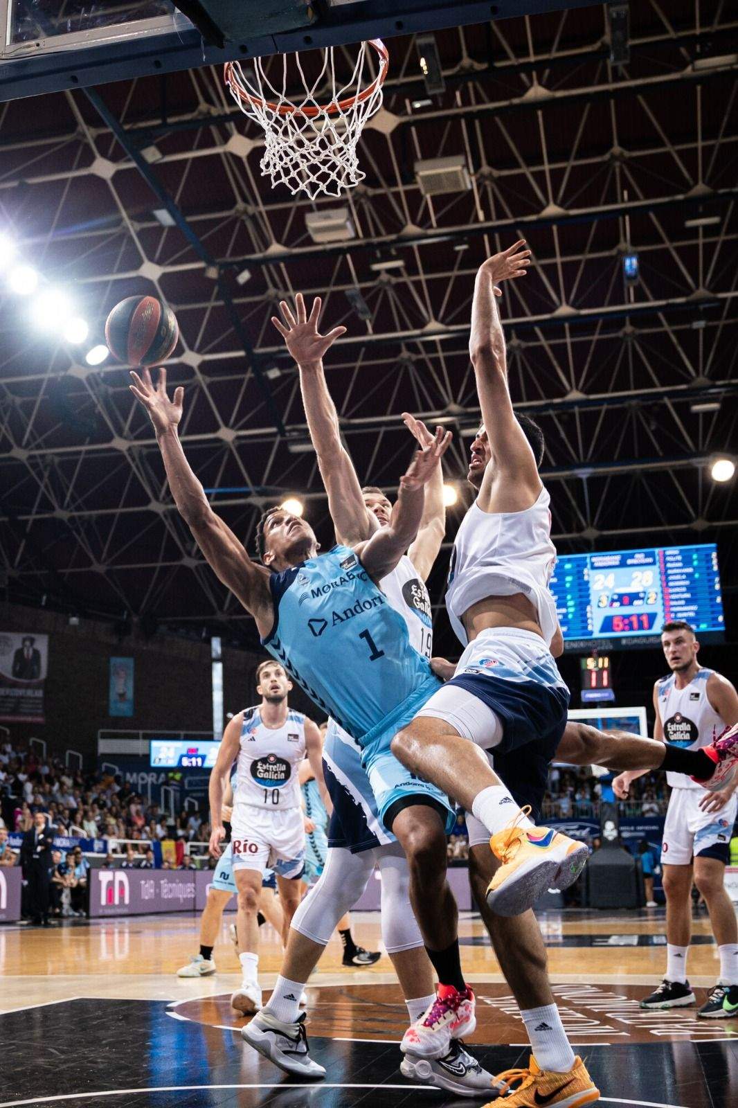 Tyson Pérez busca cistella.