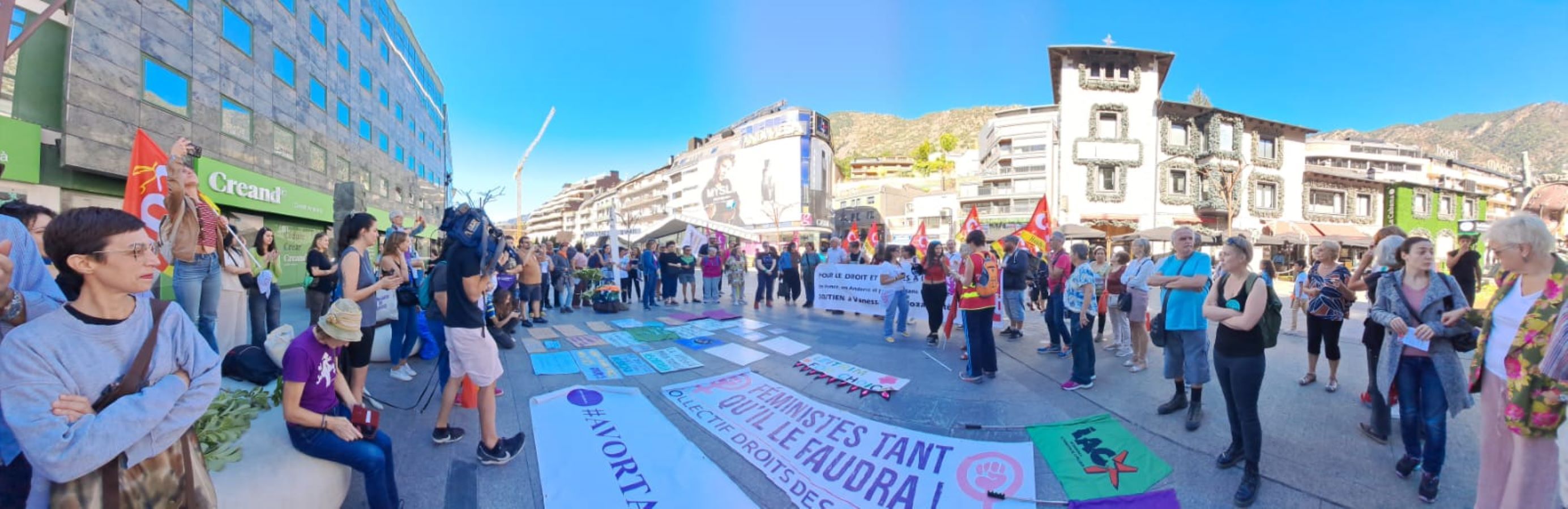 La marxa s'ha iniciat a la plaça de la Rotonda. La marxa s'ha iniciat a la plaça de la Rotonda.