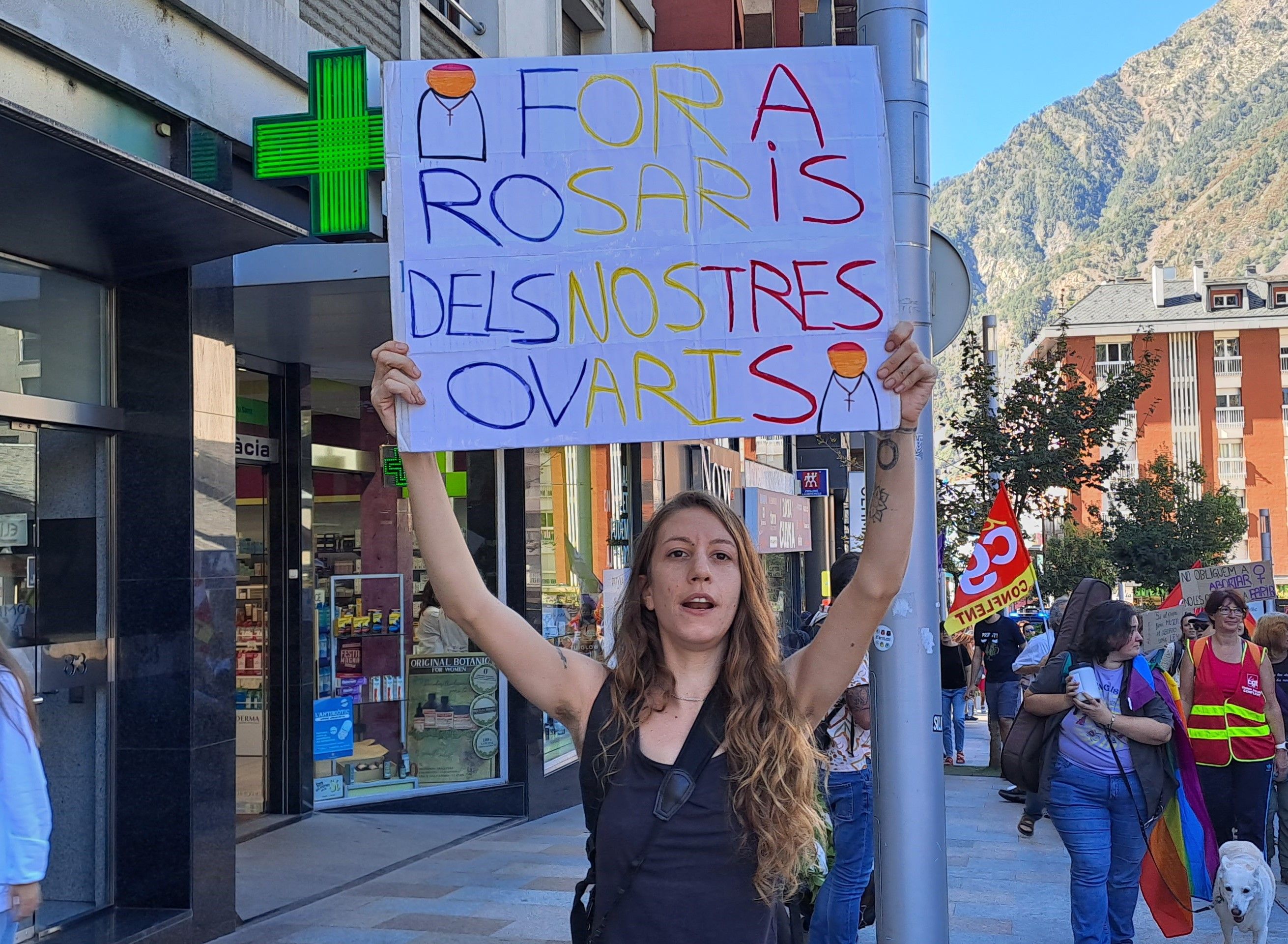 Una activista amb una pancarta ja tradicional. Una activista amb una pancarta ja tradicional.