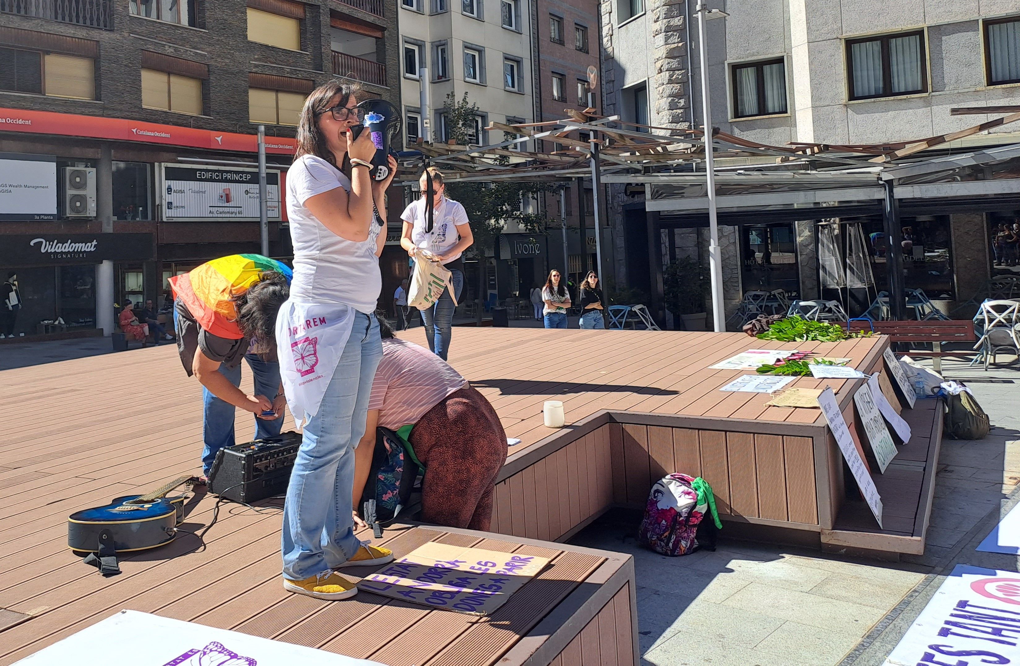 La líder d'Stop Violències parlant als concentrats. La líder d'Stop Violències parlant als concentrats.