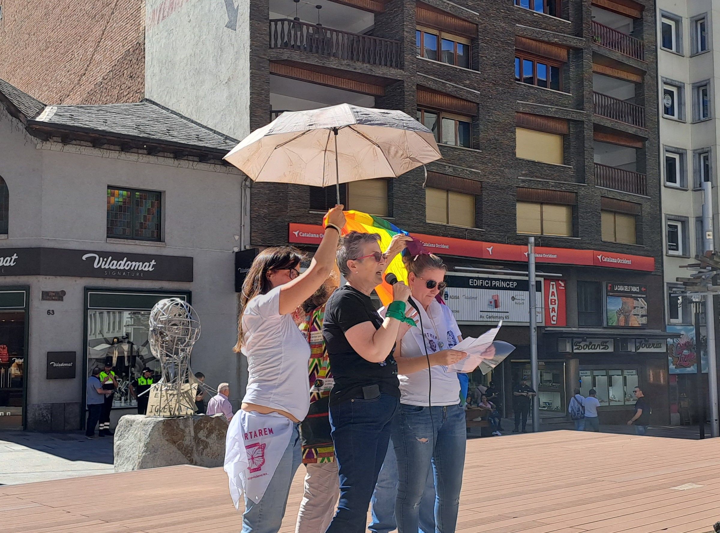 Invent per protegir-se del sol mentre es llegeix el manifest. Invent per protegir-se del sol mentre es llegeix el manifest.