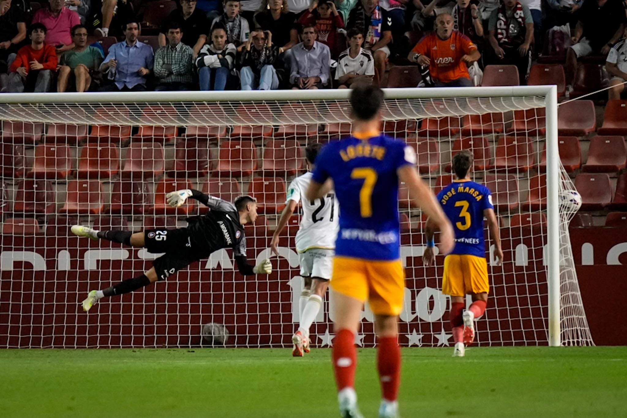L'esitrada de Dani Martín, inútil davant el gran xut de Manu Fuster. L'esitrada de Dani Martín, inútil davant el gran xut de Manu Fuster.